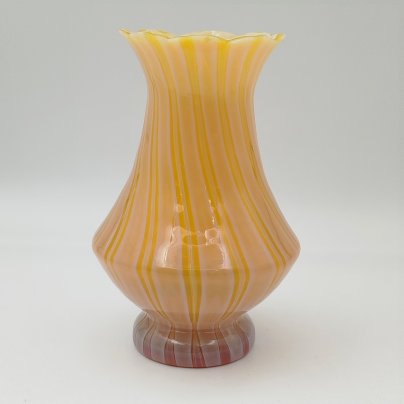 Ваза желтого цвета с декором в полоску и фестончатым краем, стекло, сульфидно-цинковое, Стекольный завод «Красный май», СССР, 1960-1980 гг.