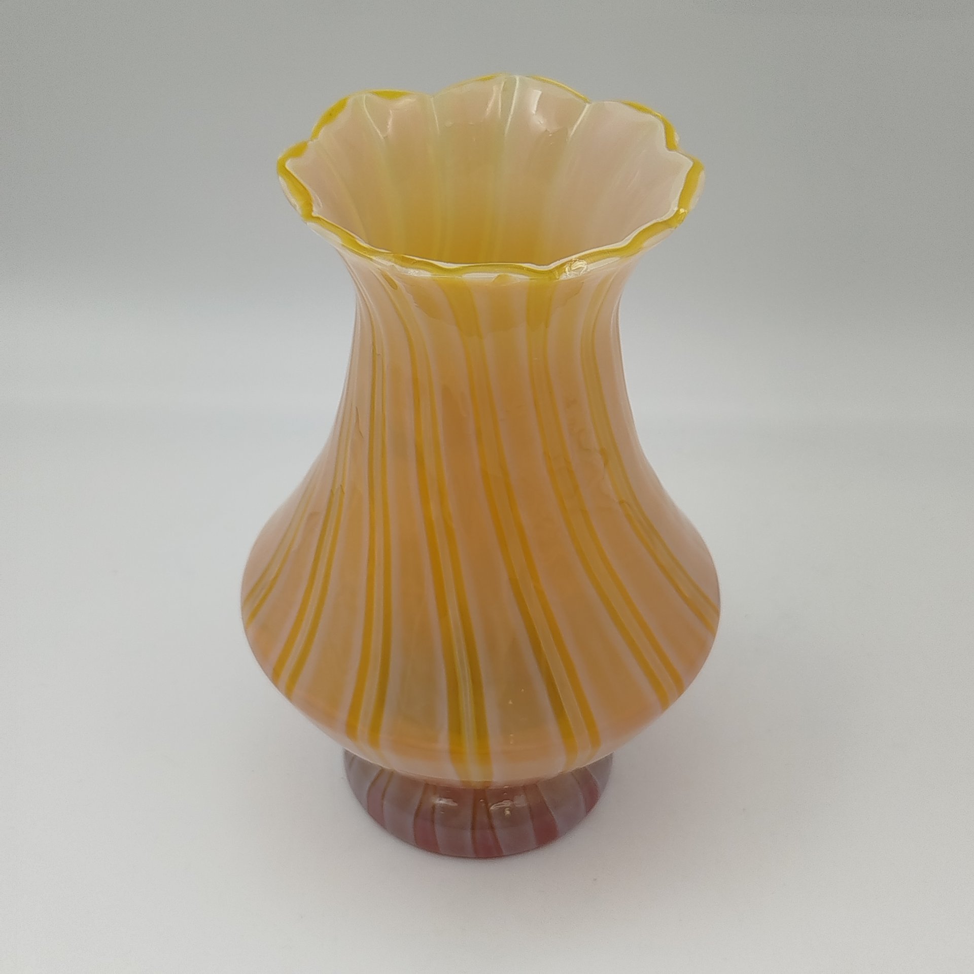 Ваза желтого цвета с декором в полоску и фестончатым краем, стекло, сульфидно-цинковое, Стекольный завод «Красный май», СССР, 1960-1980 гг.