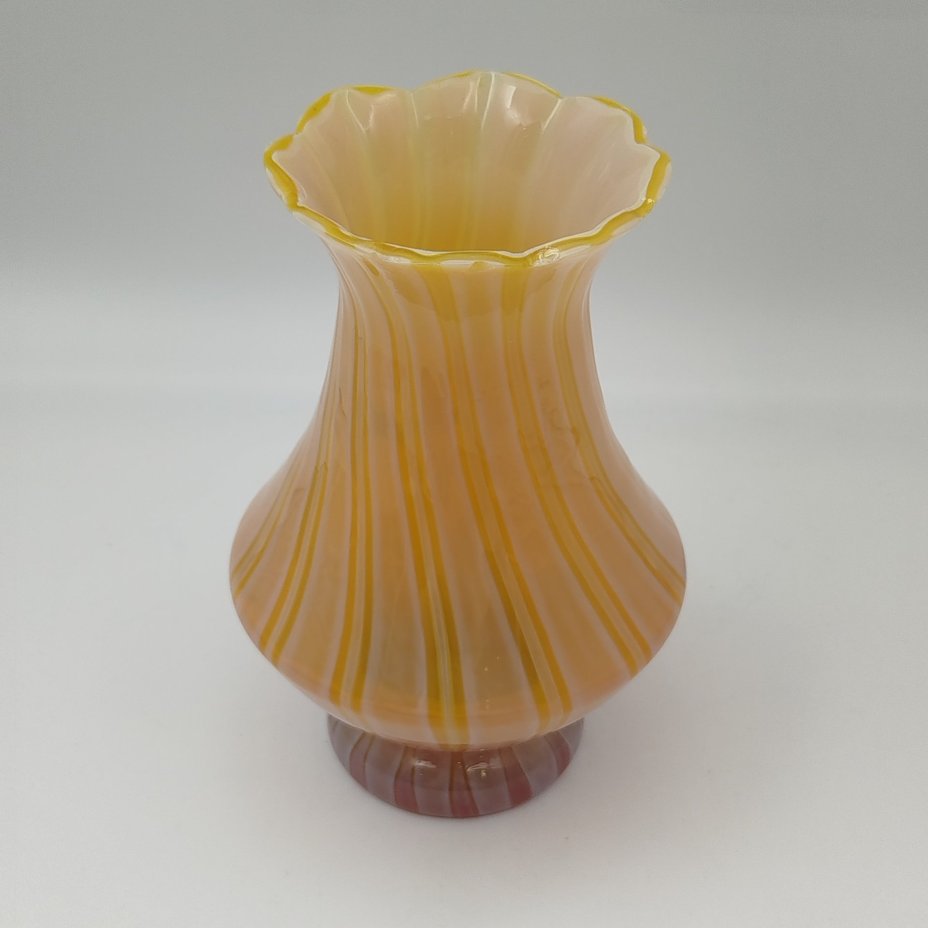 Ваза желтого цвета с декором в полоску и фестончатым краем, стекло, сульфидно-цинковое, Стекольный завод «Красный май», СССР, 1960-1980 гг.