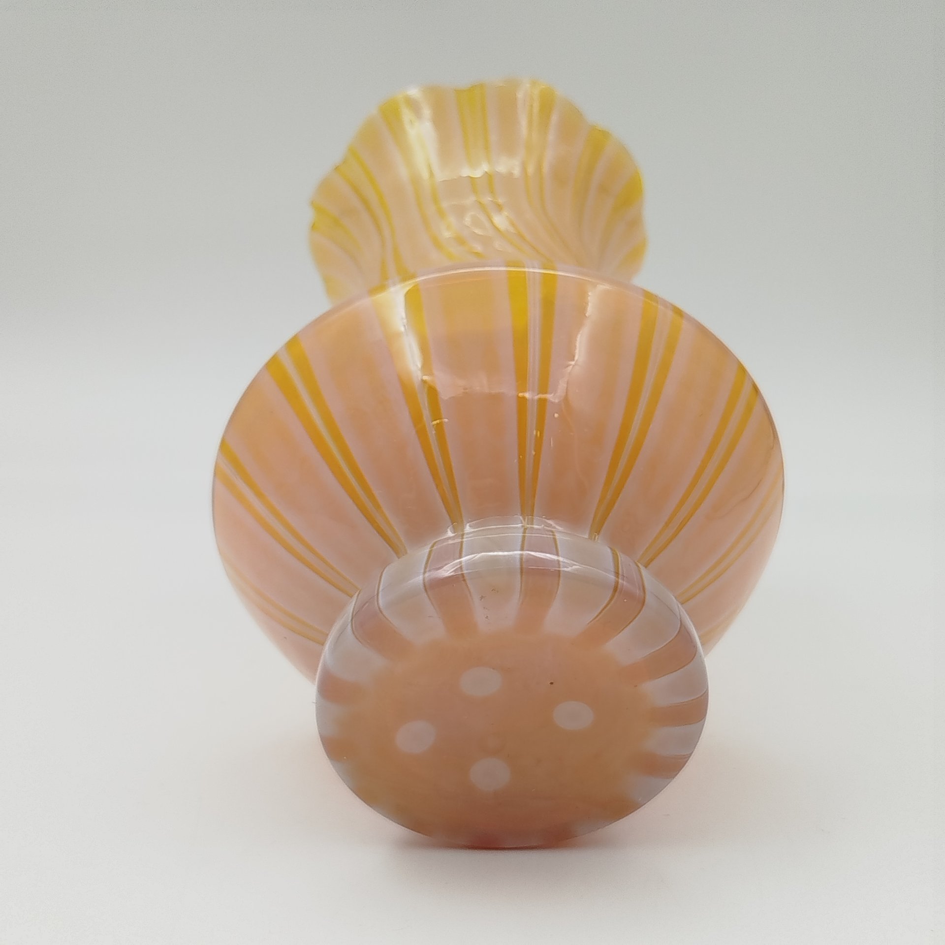 Ваза желтого цвета с декором в полоску и фестончатым краем, стекло, сульфидно-цинковое, Стекольный завод «Красный май», СССР, 1960-1980 гг.