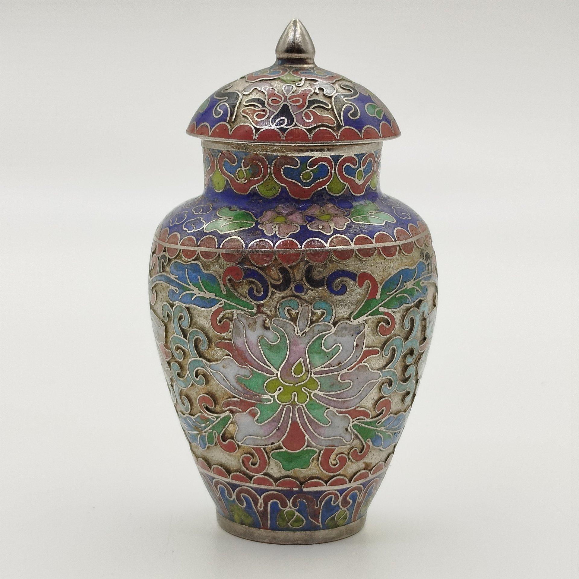 Чайница миниатюрная (ваза с крышкой), украшенная цветочным декором, металл, перегородчатые эмали, техника клуазоне, Китай, 1960-1980 гг.