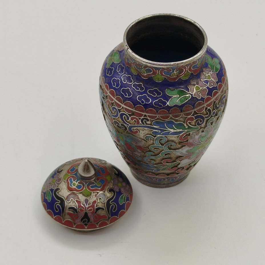 Чайница миниатюрная (ваза с крышкой), украшенная цветочным декором, металл, перегородчатые эмали, техника клуазоне, Китай, 1960-1980 гг.