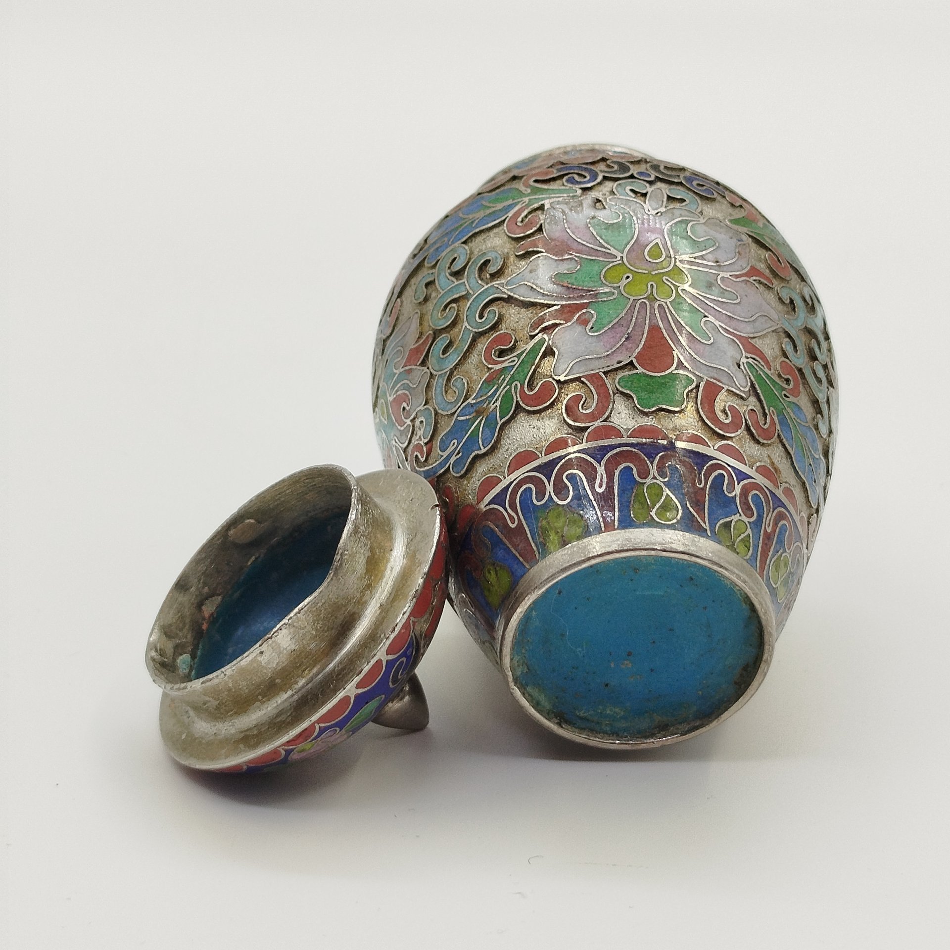 Чайница миниатюрная (ваза с крышкой), украшенная цветочным декором, металл, перегородчатые эмали, техника клуазоне, Китай, 1960-1980 гг.