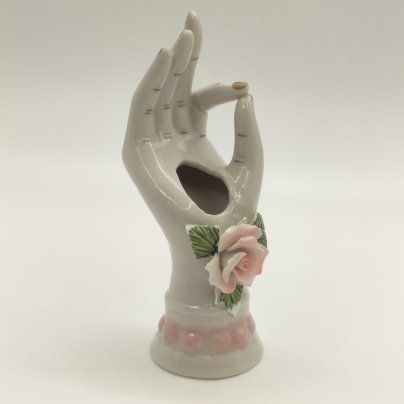 Ваза скульптурная (подсвечник) в виде руки, украшенная рельефным бутоном розы, фарфор, роспись, золочение, Западная Европа, 1970-1990 гг.