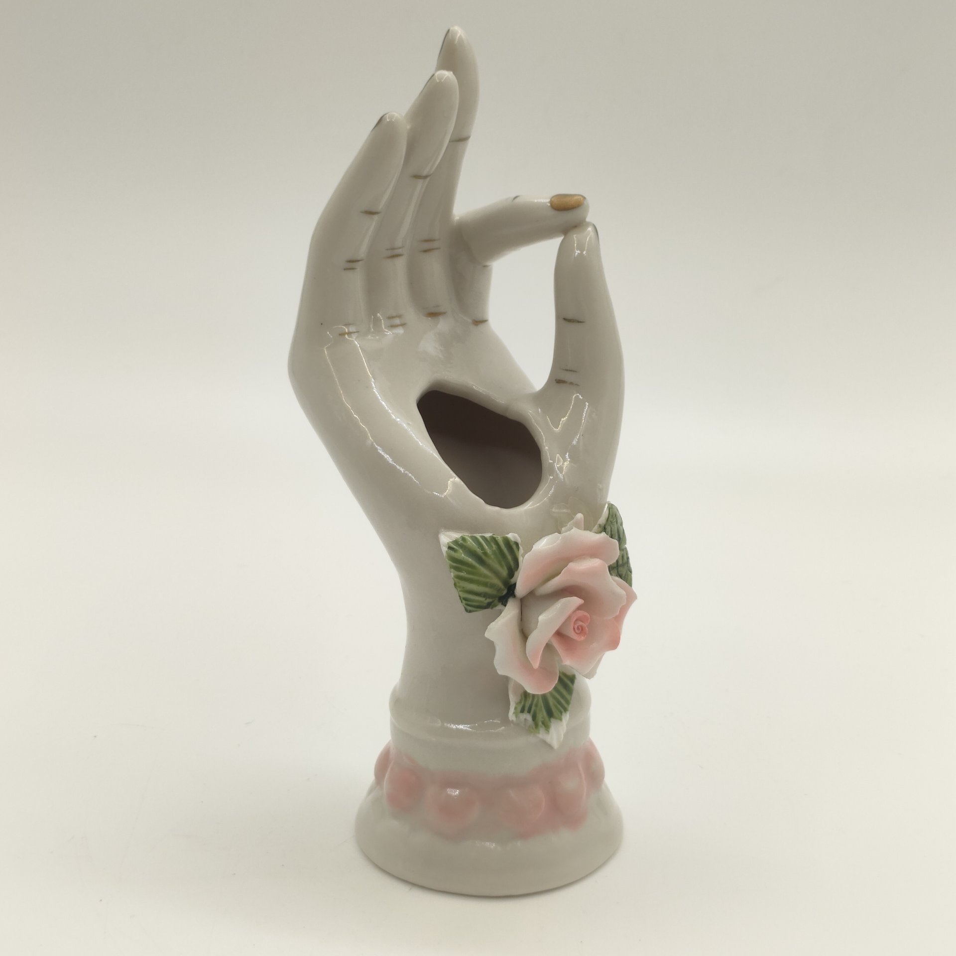 Ваза скульптурная (подсвечник) в виде руки, украшенная рельефным бутоном розы, фарфор, роспись, золочение, Западная Европа, 1970-1990 гг.
