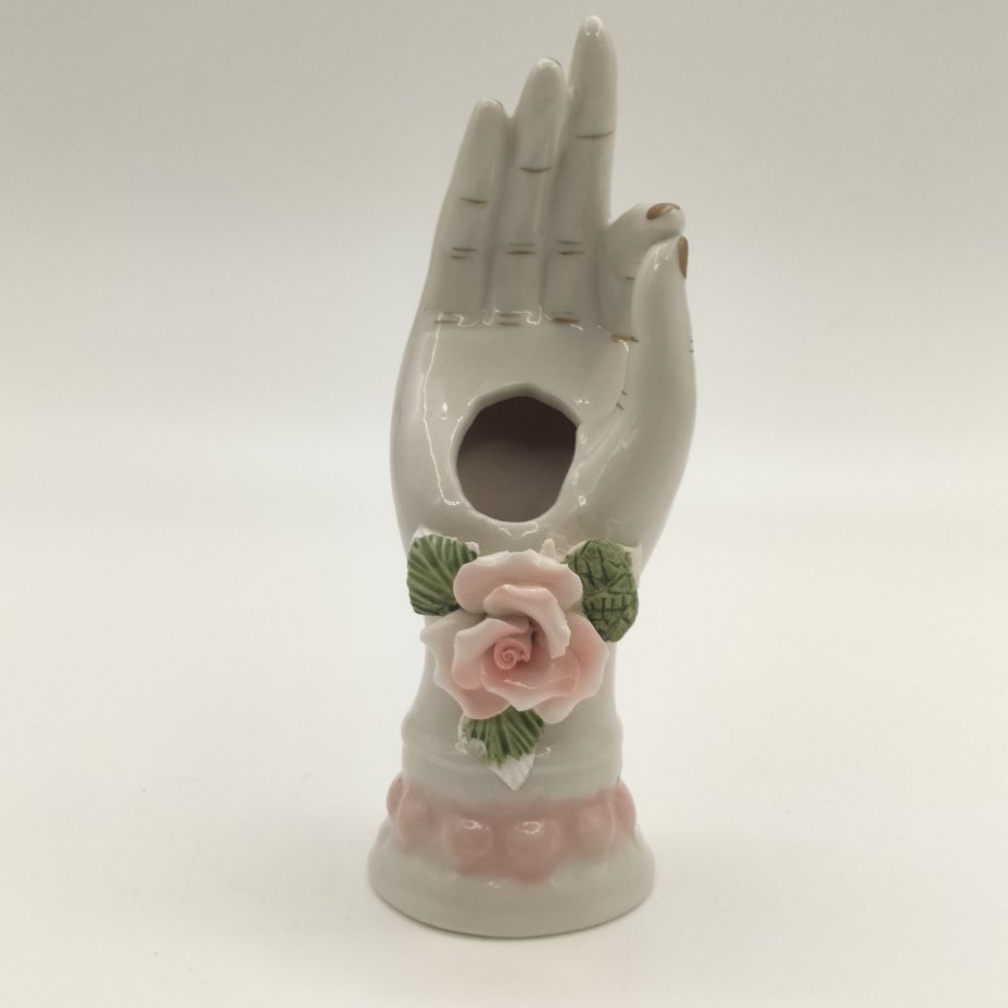 Ваза скульптурная (подсвечник) в виде руки, украшенная рельефным бутоном розы