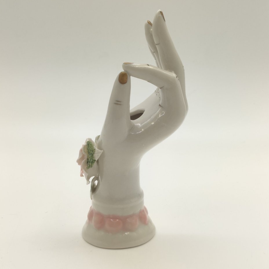 Ваза скульптурная (подсвечник) в виде руки, украшенная рельефным бутоном розы