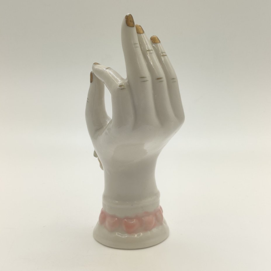 Ваза скульптурная (подсвечник) в виде руки, украшенная рельефным бутоном розы