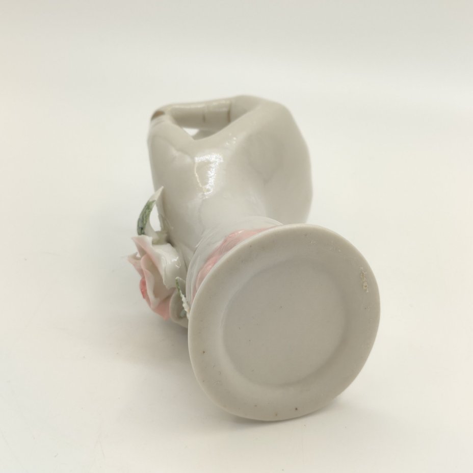 Ваза скульптурная (подсвечник) в виде руки, украшенная рельефным бутоном розы