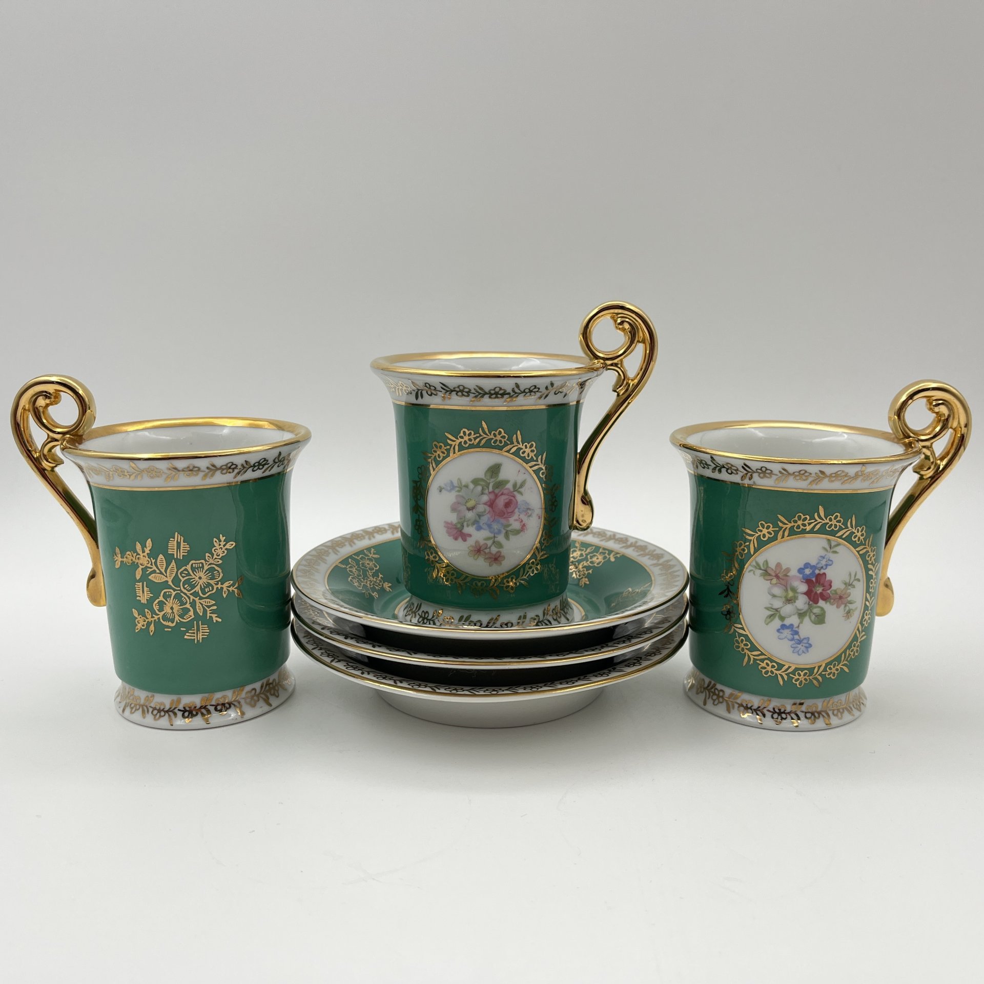 Набор из 3-х чайных  пар зеленого оттенка, украшенные цветочным декором в медальонах, фарфор, крытье, деколь, золочение, Spezial Eisenberg Porzellan (SEP), ГДР, 1973-1976 гг.