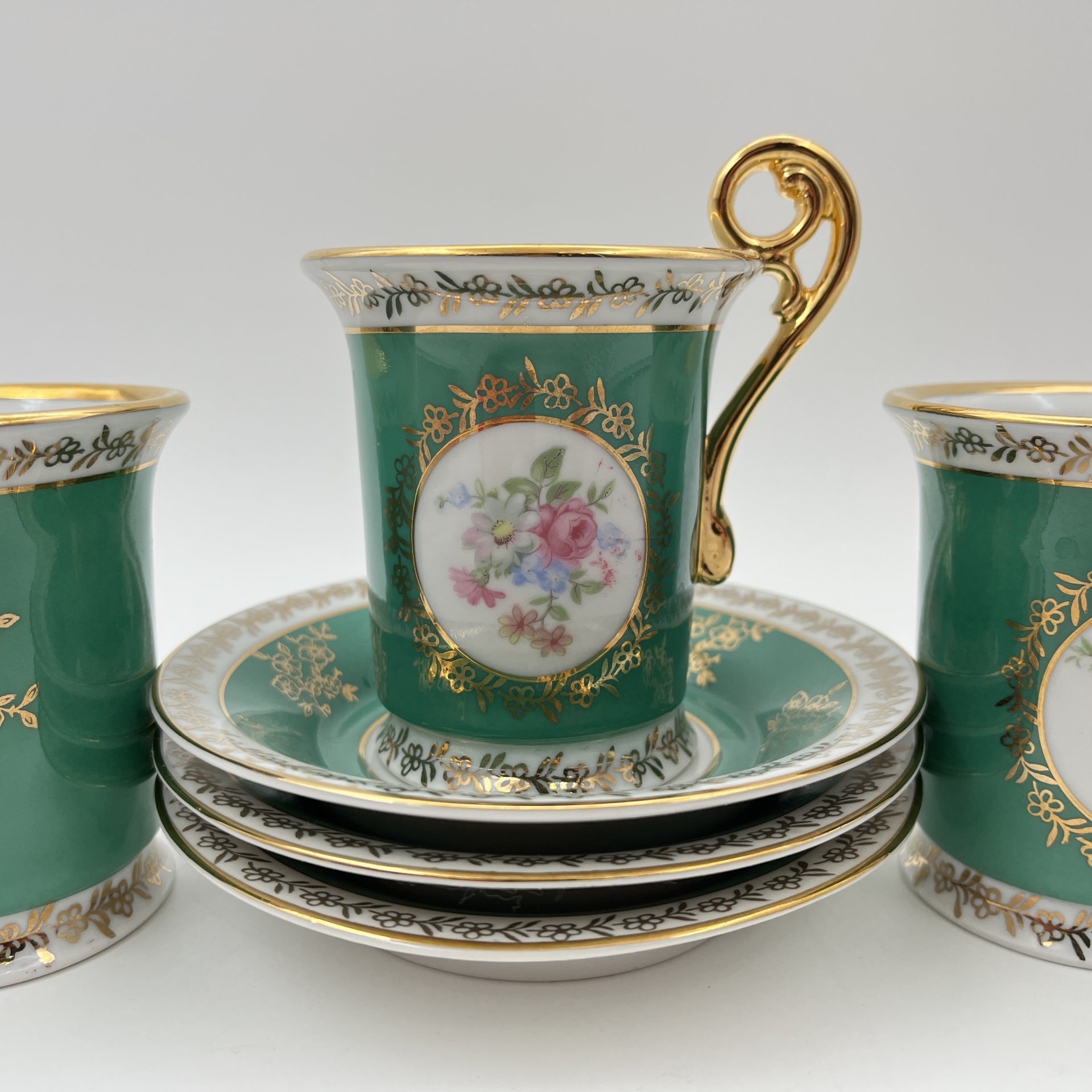 Набор из 3-х чайных  пар зеленого оттенка, украшенные цветочным декором в медальонах, фарфор, крытье, деколь, золочение, Spezial Eisenberg Porzellan (SEP), ГДР, 1973-1976 гг.