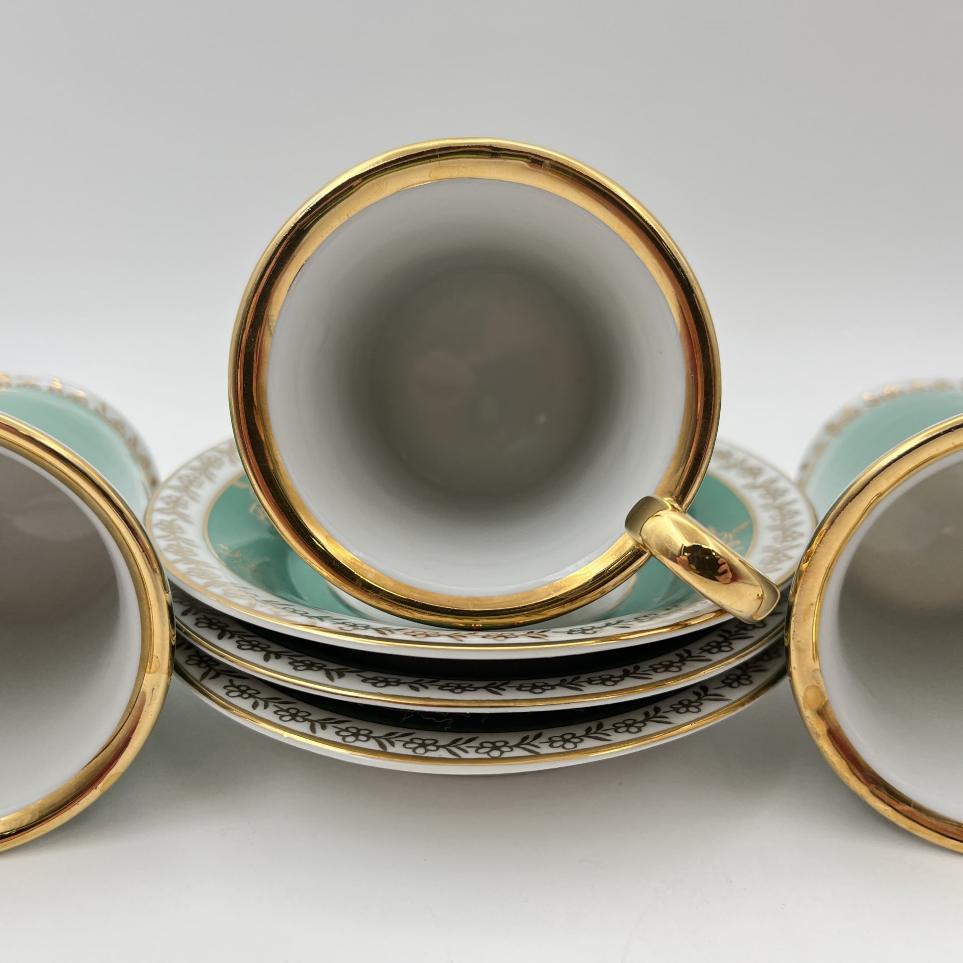 Набор из 3-х чайных  пар зеленого оттенка, украшенные цветочным декором в медальонах, фарфор, крытье, деколь, золочение, Spezial Eisenberg Porzellan (SEP), ГДР, 1973-1976 гг.