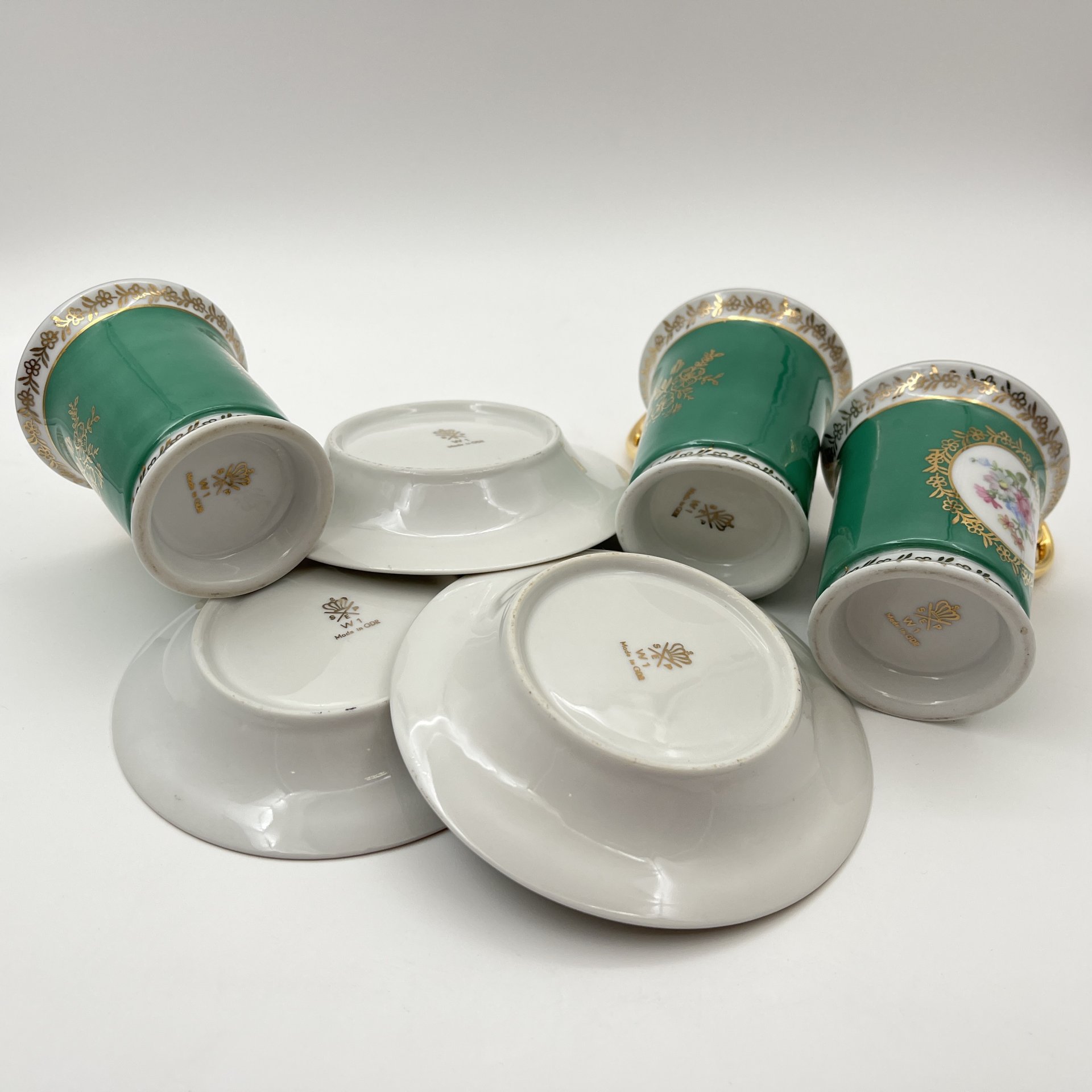 Набор из 3-х чайных  пар зеленого оттенка, украшенные цветочным декором в медальонах, фарфор, крытье, деколь, золочение, Spezial Eisenberg Porzellan (SEP), ГДР, 1973-1976 гг.