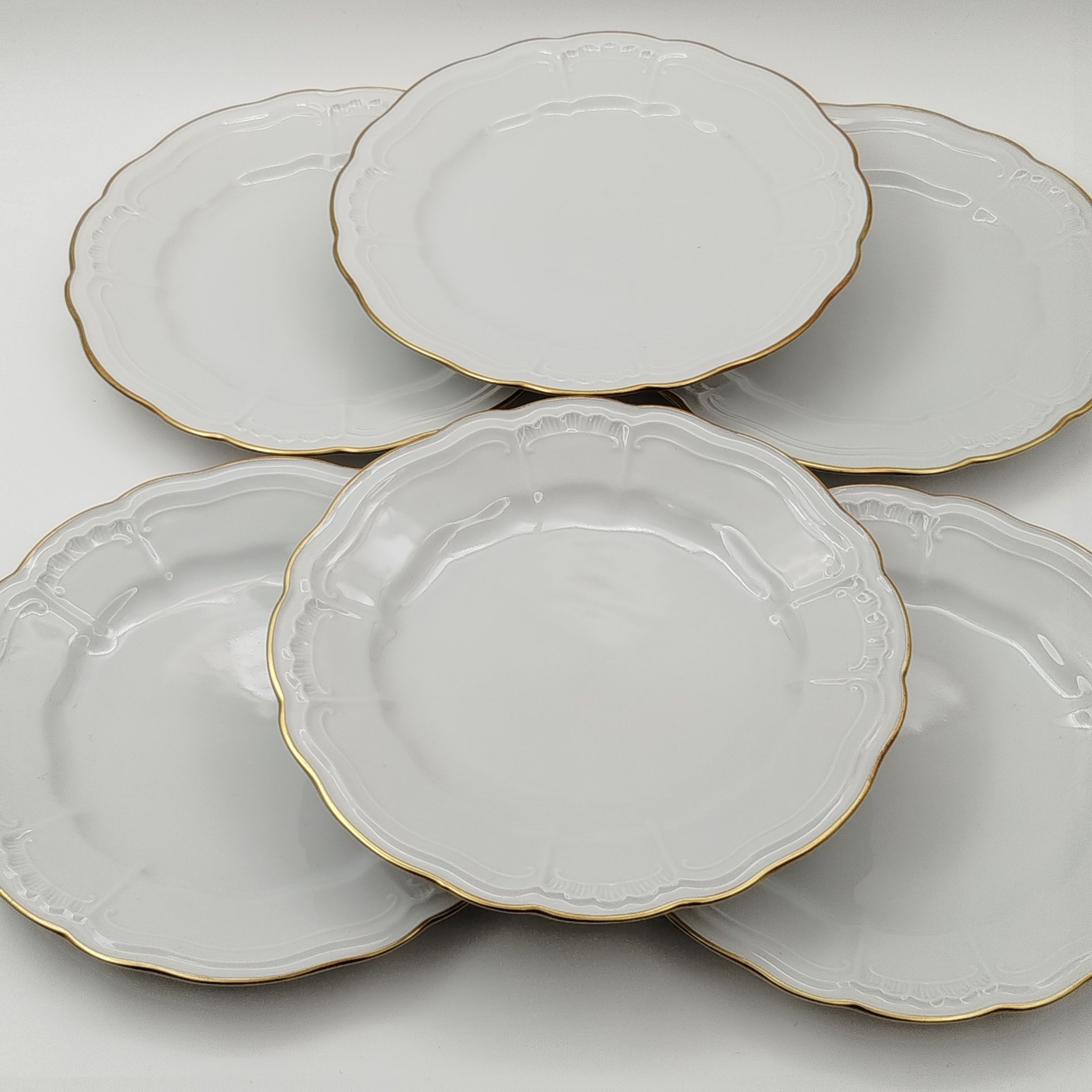 Набор десертных тарелок с рельефным декором на 6 персон, Retsch & Co., Wunsiedel, фарфор, золочение, Германия, 1960-1980 гг.