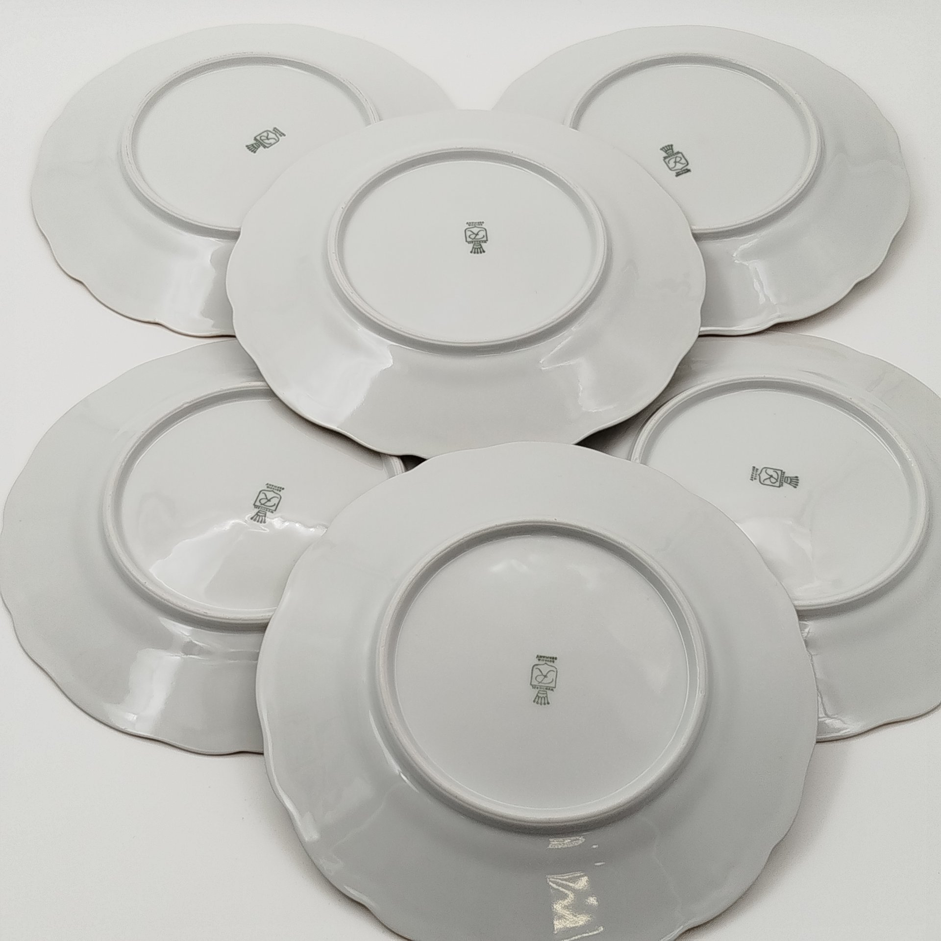 Набор десертных тарелок с рельефным декором на 6 персон, Retsch & Co., Wunsiedel, фарфор, золочение, Германия, 1960-1980 гг.