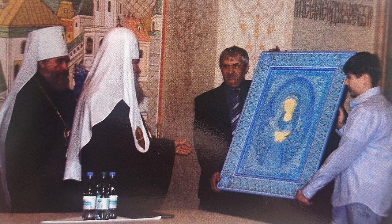 Икона (изразец) "Святой Серафим Саровский" в подарочном кофре, художник Юрий Эросович Кузнецов (Член Творческого союза художников России и международного художественного фонда), ООО "Владимирский гончар"