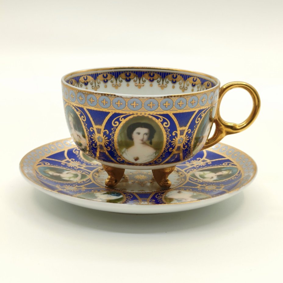 Пара чайная, декорированная медальонами с портретами девушек, фарфор, деколь, золочение, Великобритания, 1990-2015 гг.