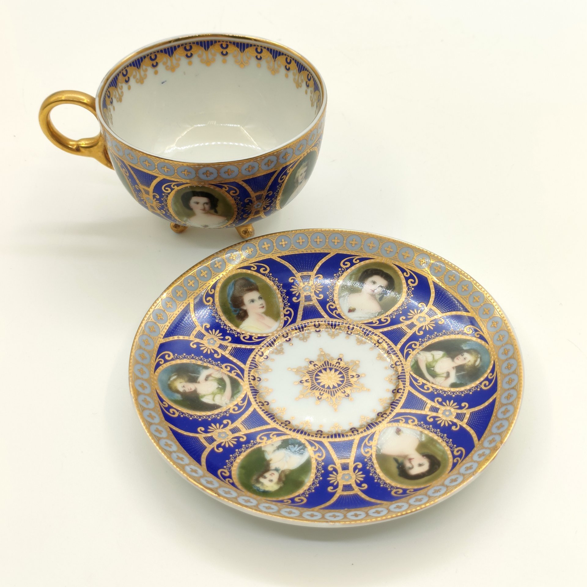 Пара чайная, декорированная медальонами с портретами девушек, фарфор, деколь, золочение, Великобритания, 1990-2015 гг.
