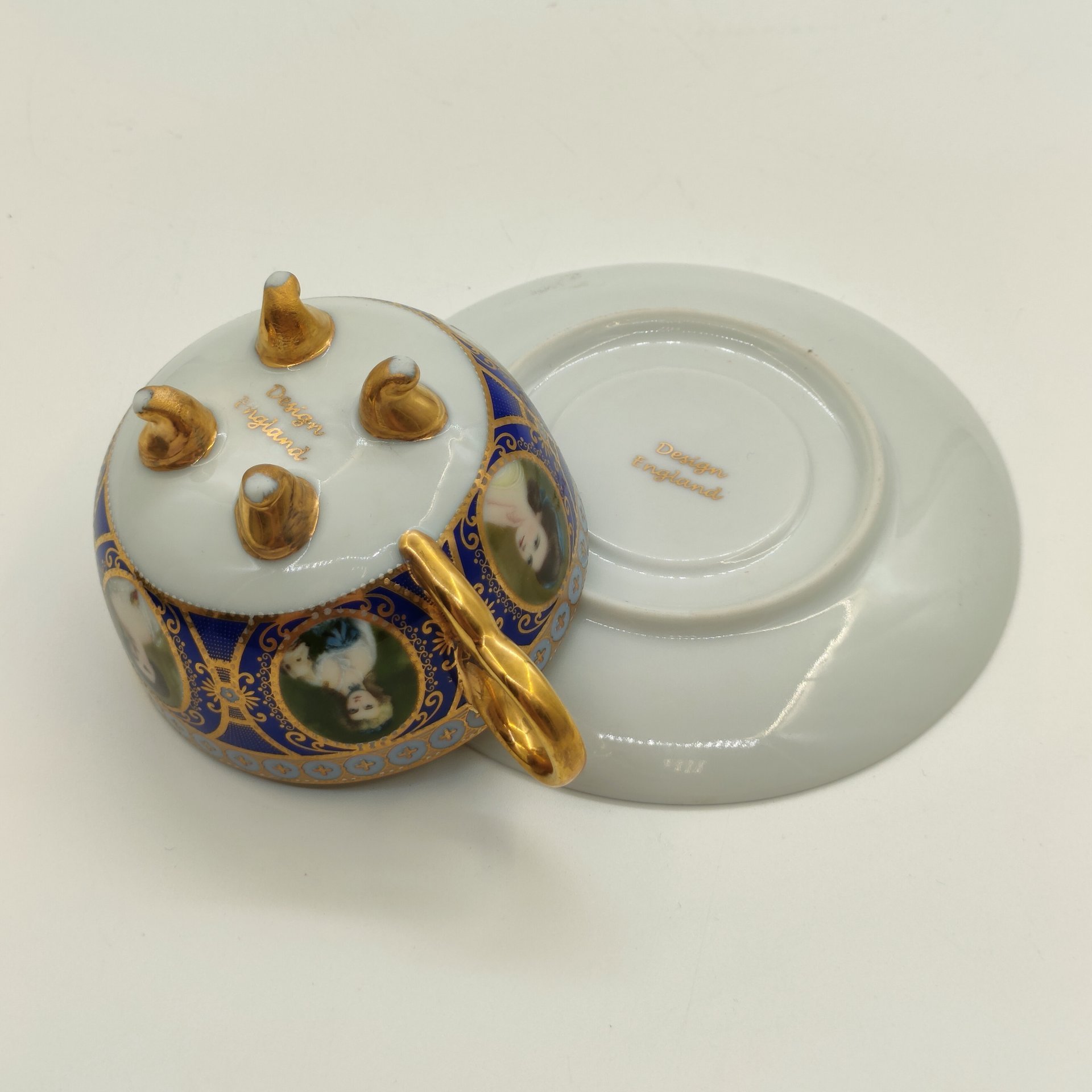 Пара чайная, декорированная медальонами с портретами девушек, фарфор, деколь, золочение, Великобритания, 1990-2015 гг.