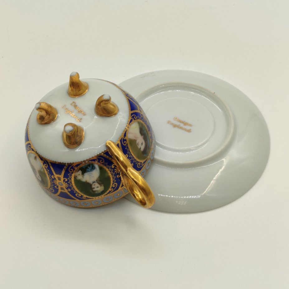 Пара чайная, декорированная медальонами с портретами девушек