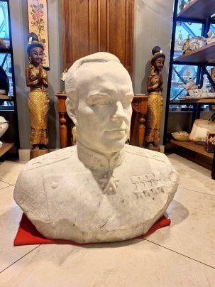 Бюст (монументальный) "Георгий Константинович Жуков" (полководец, Маршал Советского Союза, Министр обороны СССР с 1955 года), скульптор Сычёв Андрей Владимирович, мрамор, СССР, 1986 г.