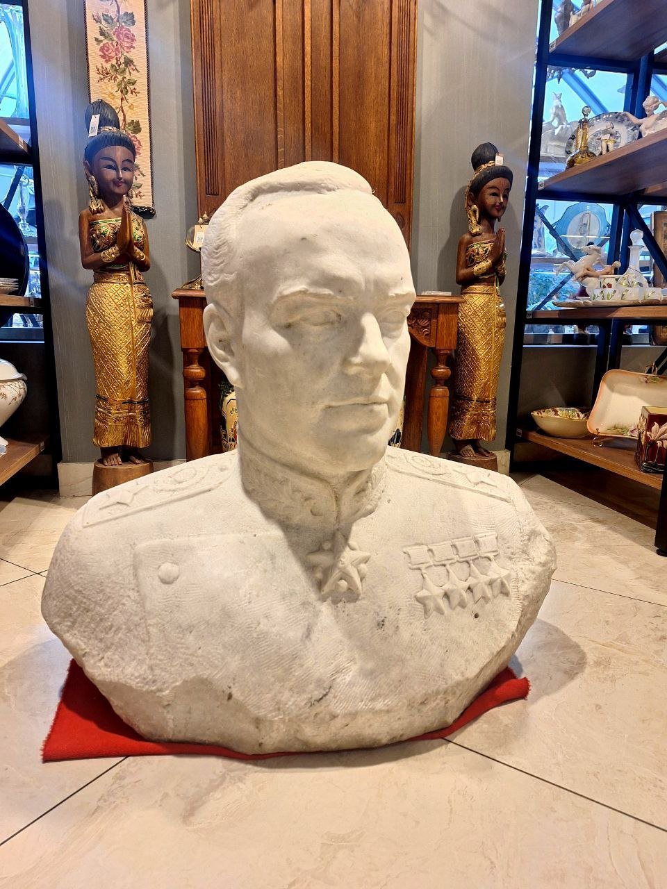 Бюст (монументальный) "Георгий Константинович Жуков" (полководец, Маршал Советского Союза, Министр обороны СССР с 1955 года), скульптор Сычёв Андрей Владимирович, мрамор, СССР, 1986 г.