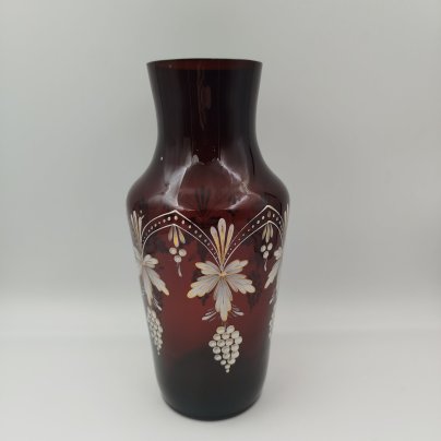 Ваза марганцевого цвета, украшенная декором в виде винограда, стекло, роспись, СССР, 1970-1990 гг.