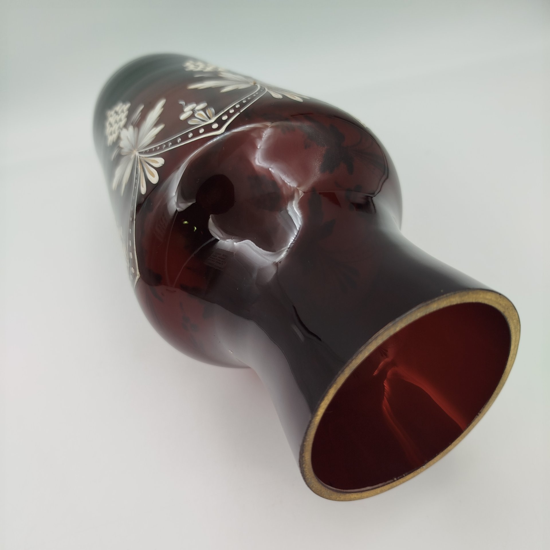 Ваза марганцевого цвета, украшенная декором в виде винограда, стекло, роспись, СССР, 1970-1990 гг.