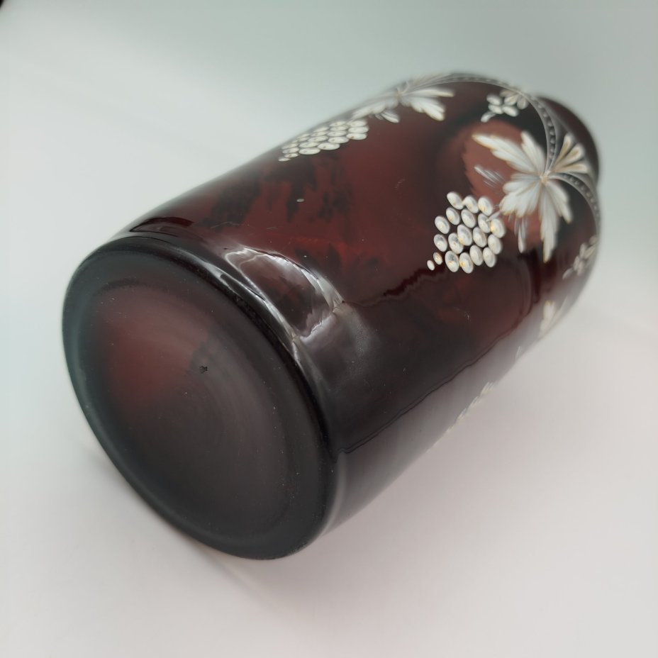 Ваза марганцевого цвета, украшенная декором в виде винограда