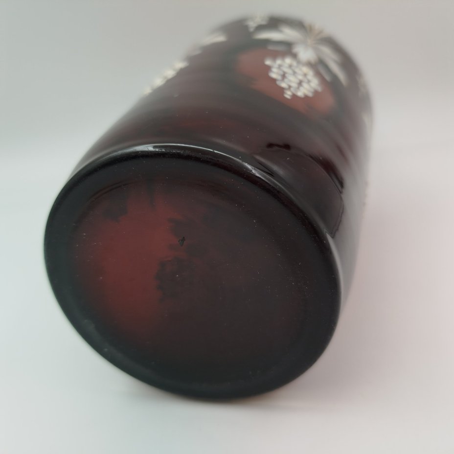 Ваза марганцевого цвета, украшенная декором в виде винограда