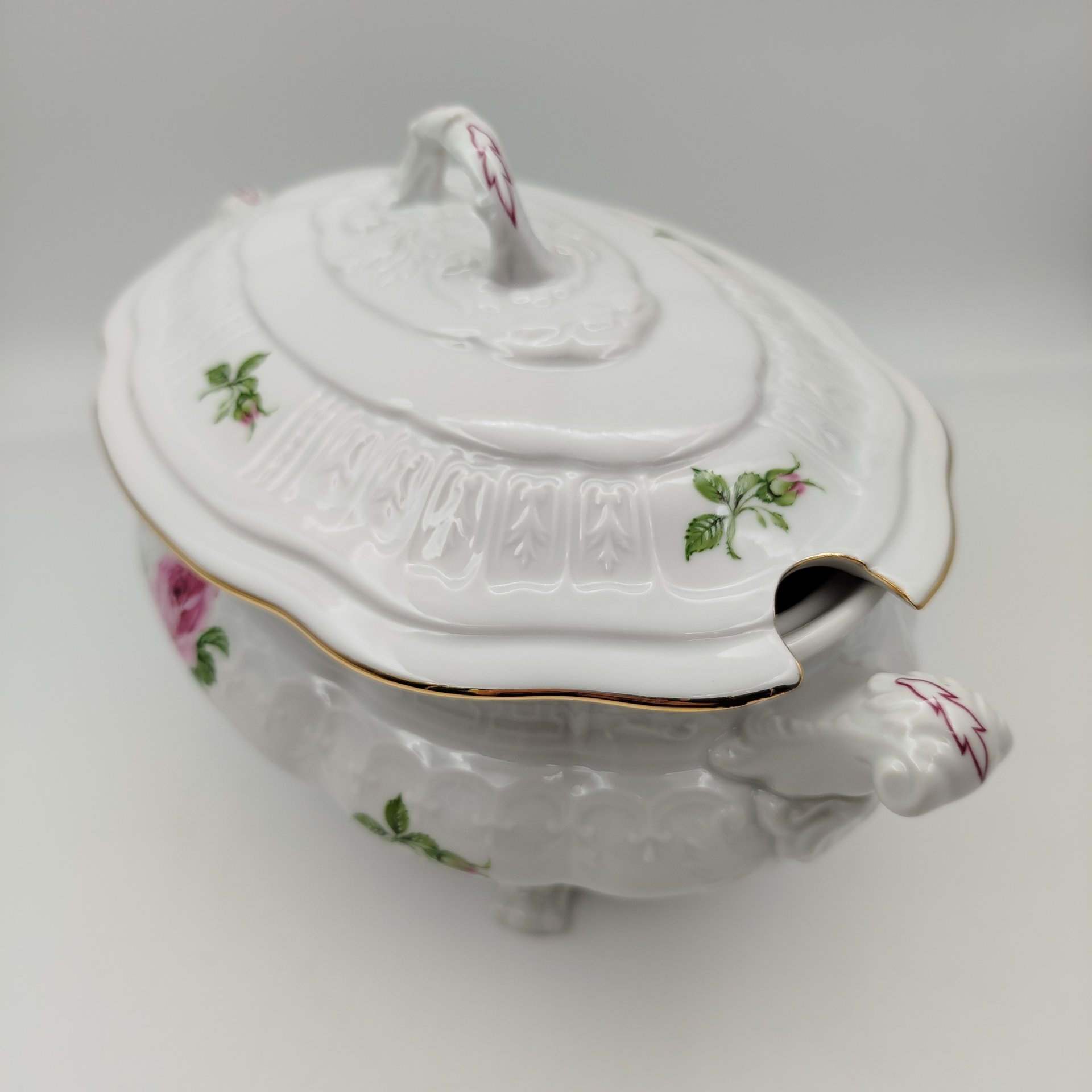 Терина (супница) для подачи горячих блюд, украшенная изображением роз, фарфор, деколь, золочение, Pirkenhammer, Чехия, 1993-2010 гг.