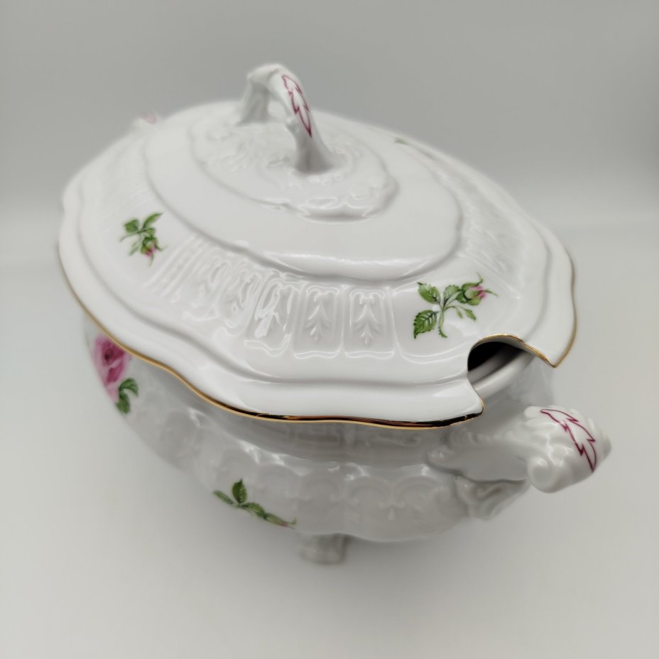 Терина (супница) для подачи горячих блюд, украшенная изображением роз, фарфор, деколь, золочение, Pirkenhammer, Чехия, 1993-2010 гг.