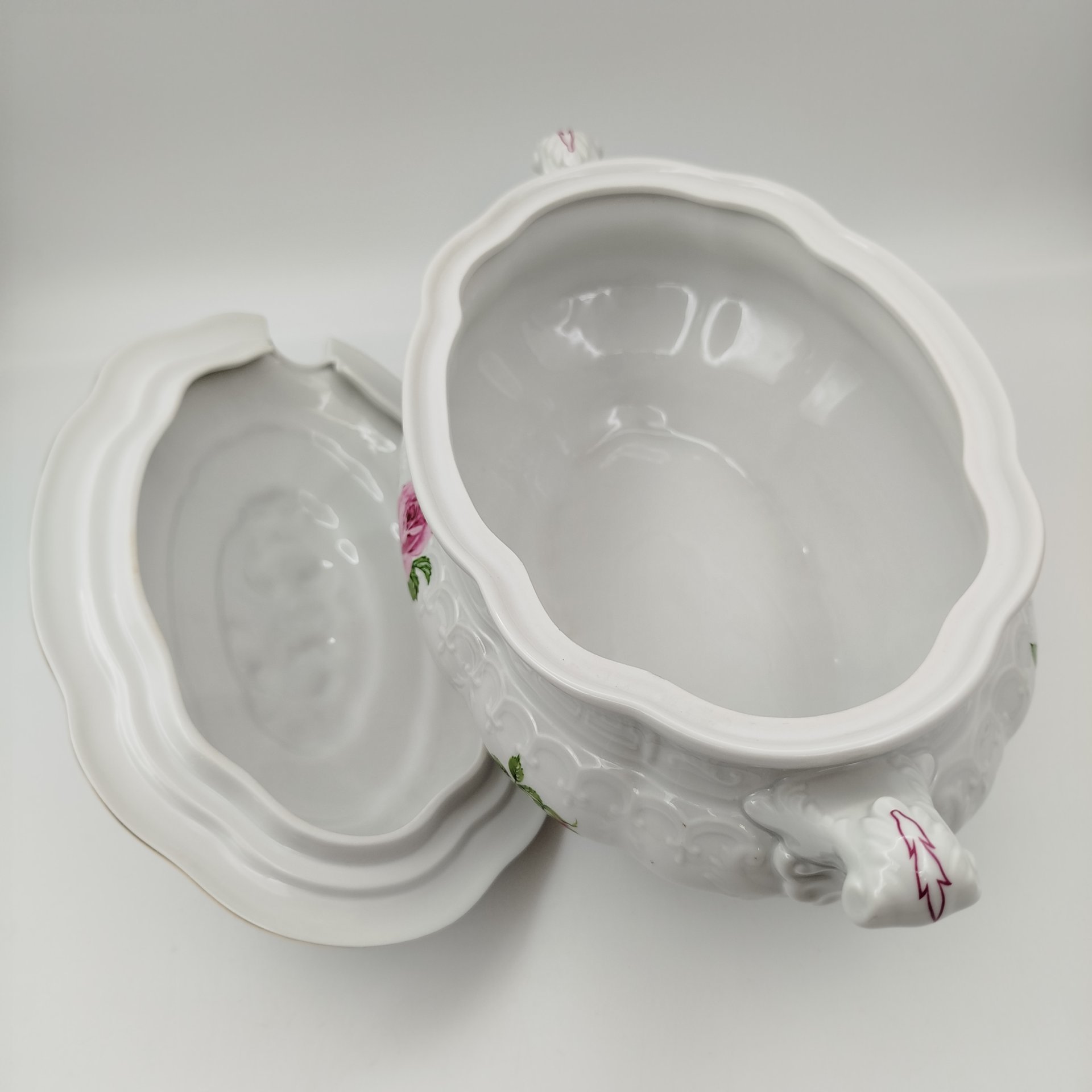 Терина (супница) для подачи горячих блюд, украшенная изображением роз, фарфор, деколь, золочение, Pirkenhammer, Чехия, 1993-2010 гг.