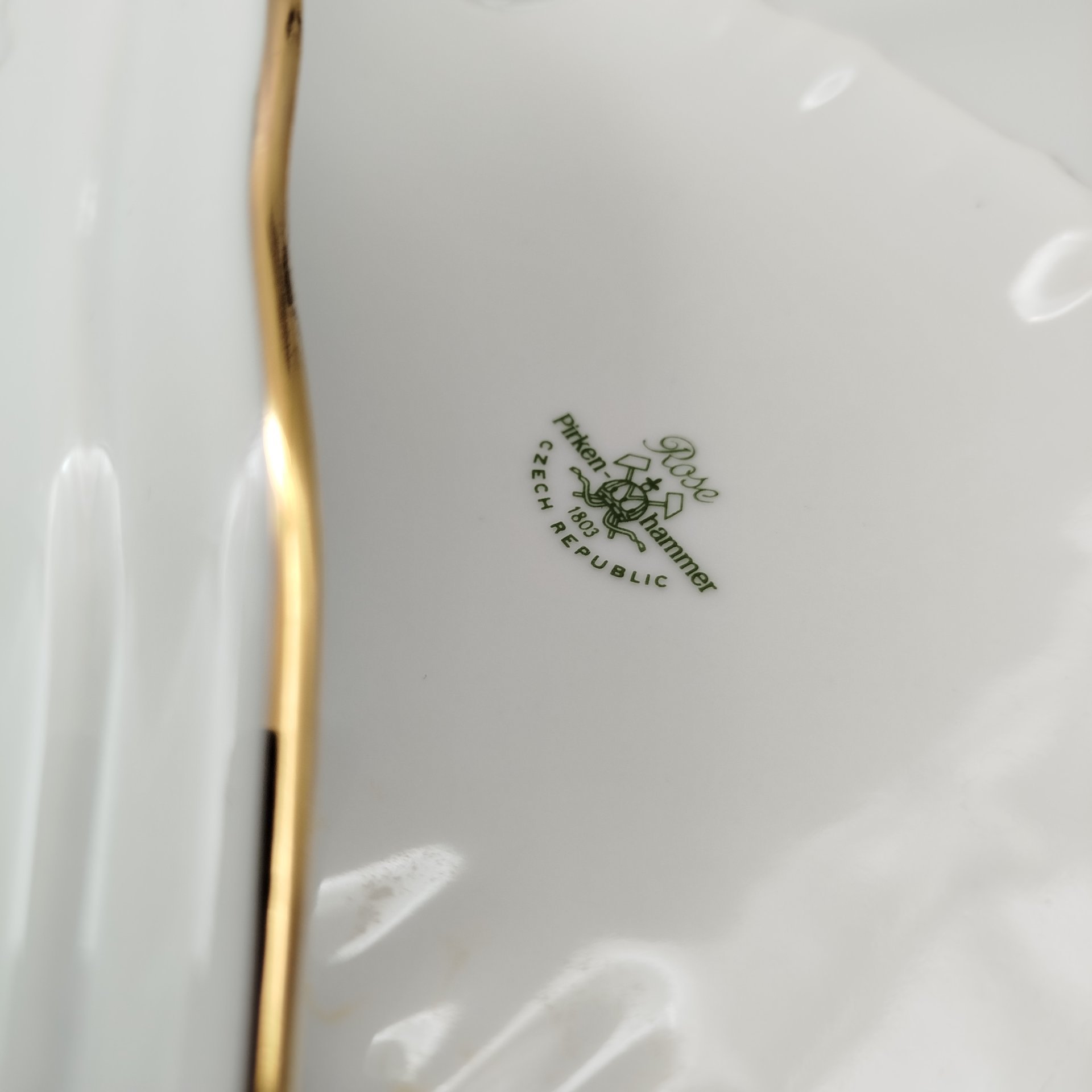 Терина (супница) для подачи горячих блюд, украшенная изображением роз, фарфор, деколь, золочение, Pirkenhammer, Чехия, 1993-2010 гг.