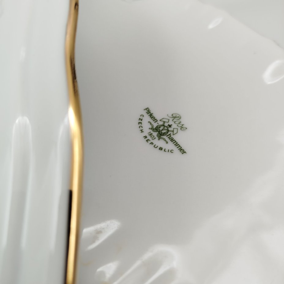 Терина (супница) для подачи горячих блюд, украшенная изображением роз, фарфор, деколь, золочение, Pirkenhammer, Чехия, 1993-2010 гг.