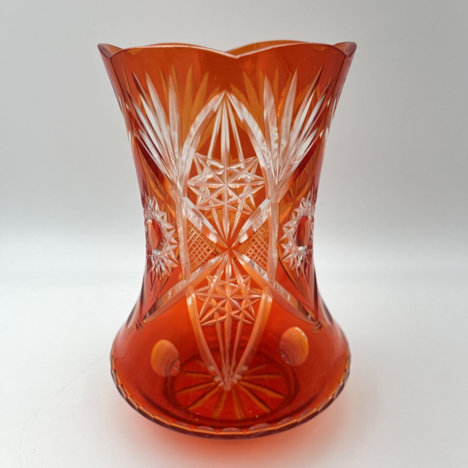 Ваза красного цвета с расширяющимся к основанию туловом и со звездчатым декором