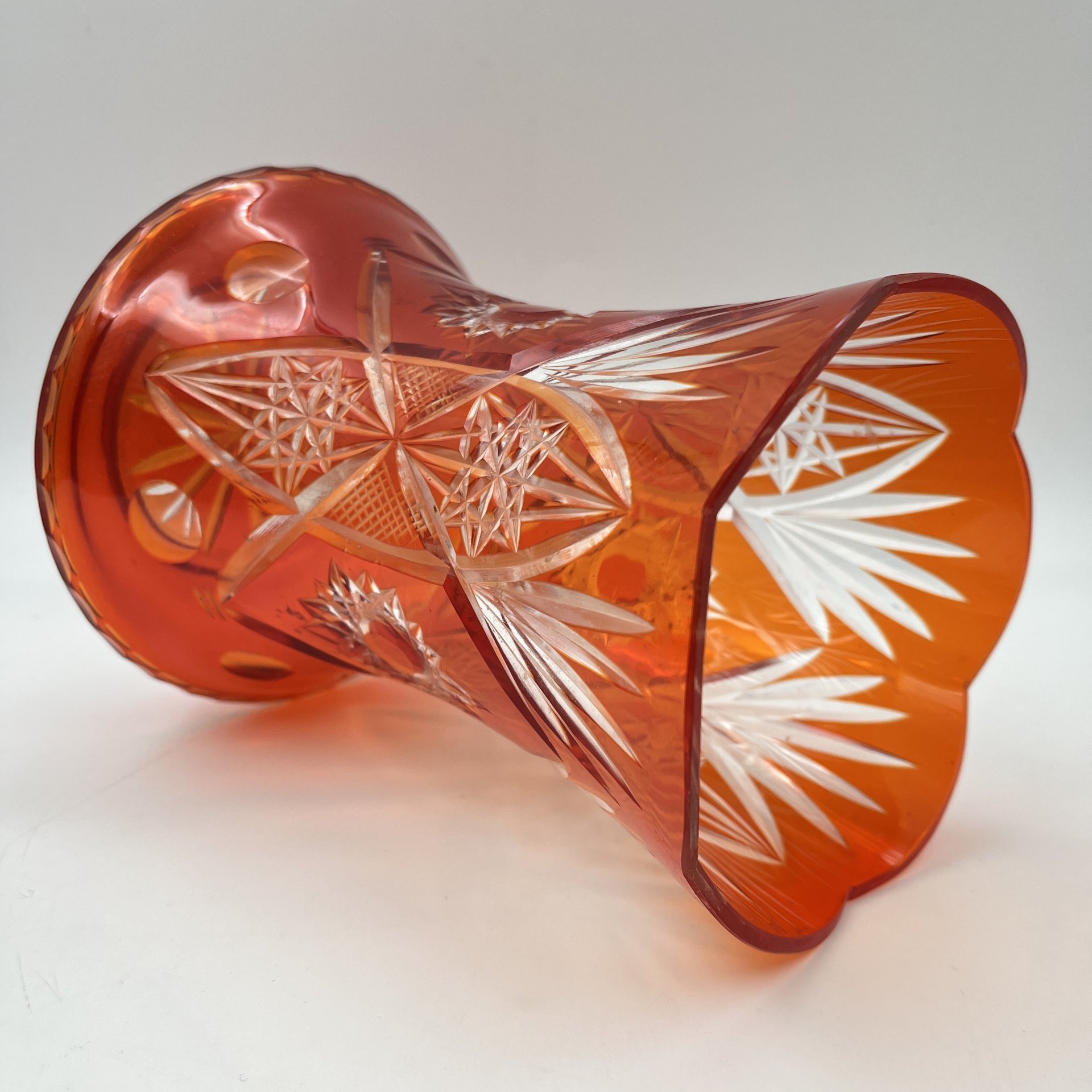 Ваза красного цвета с расширяющимся к основанию туловом и со звездчатым декором