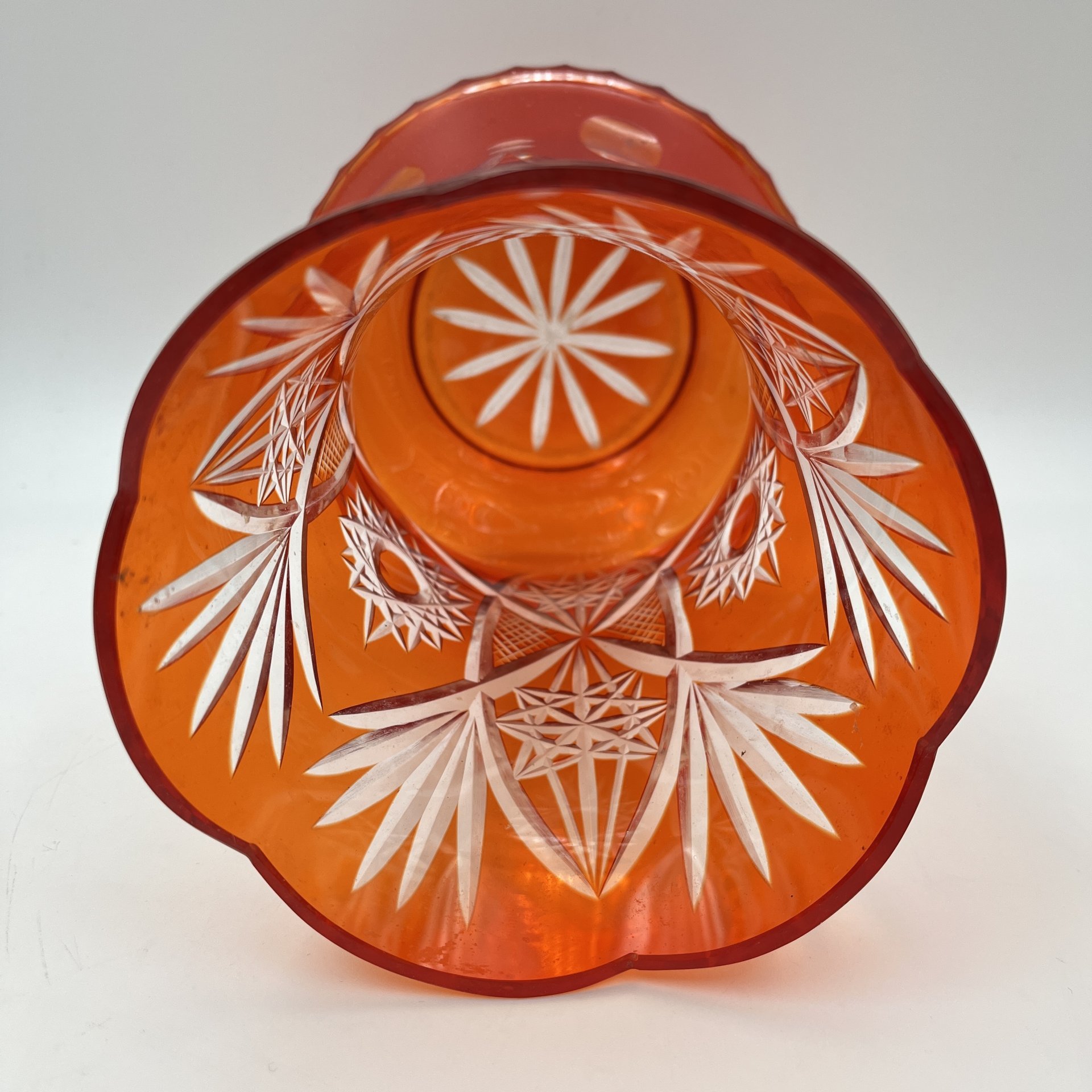 Ваза красного цвета с расширяющимся к основанию туловом и со звездчатым декором