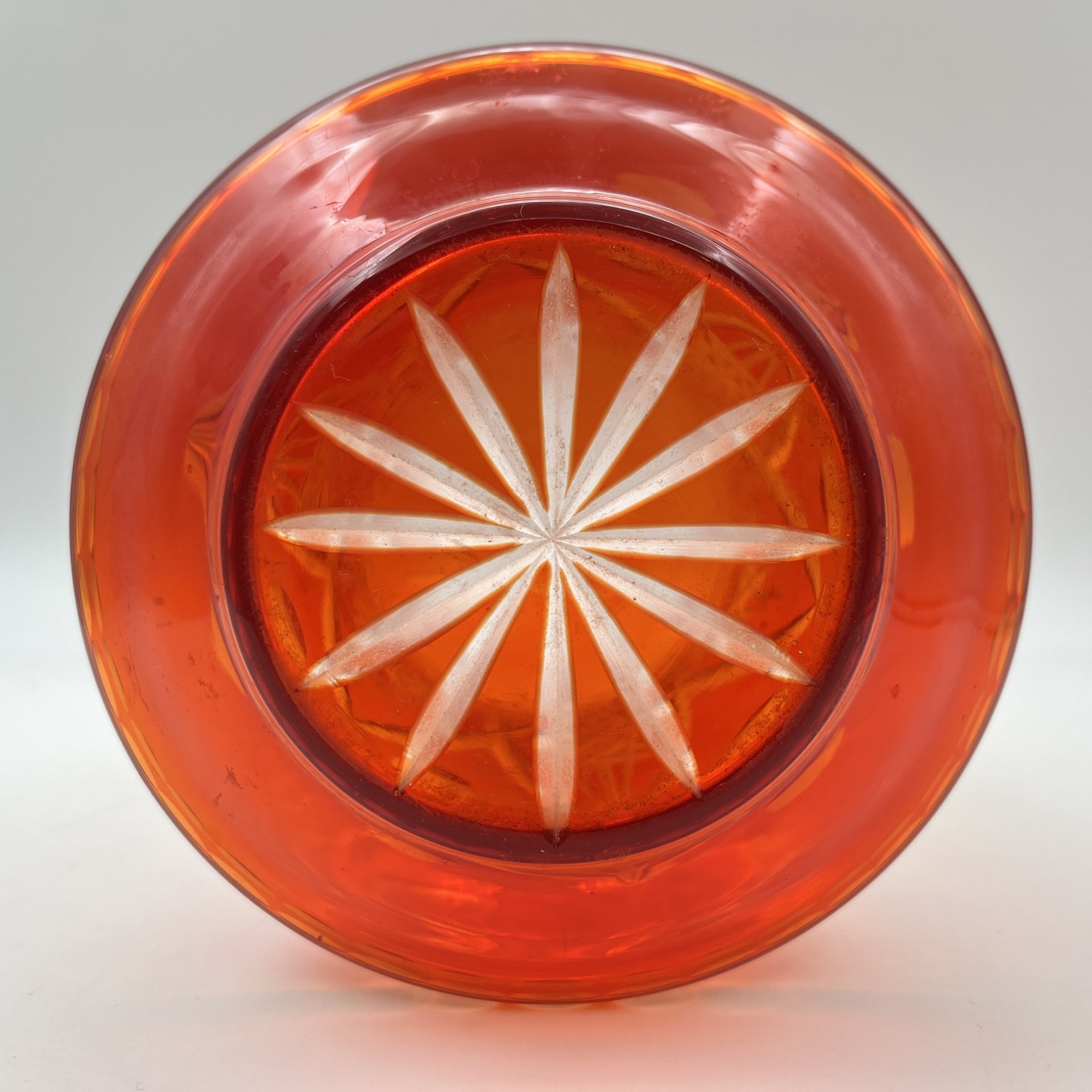 Ваза красного цвета с расширяющимся к основанию туловом и со звездчатым декором