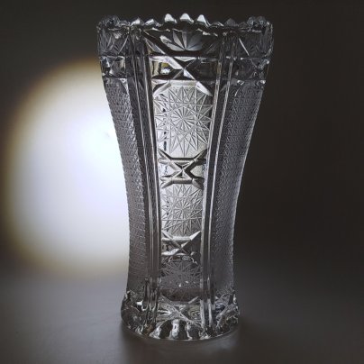 Ваза для небольшого букета цветов с резным геометрическим декором, стекло, резьба, Югославия, 1980-2000 гг.