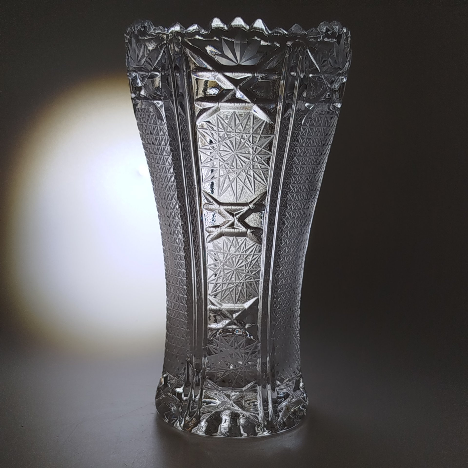 Ваза для небольшого букета цветов с резным геометрическим декором, стекло, резьба, Югославия, 1980-2000 гг.