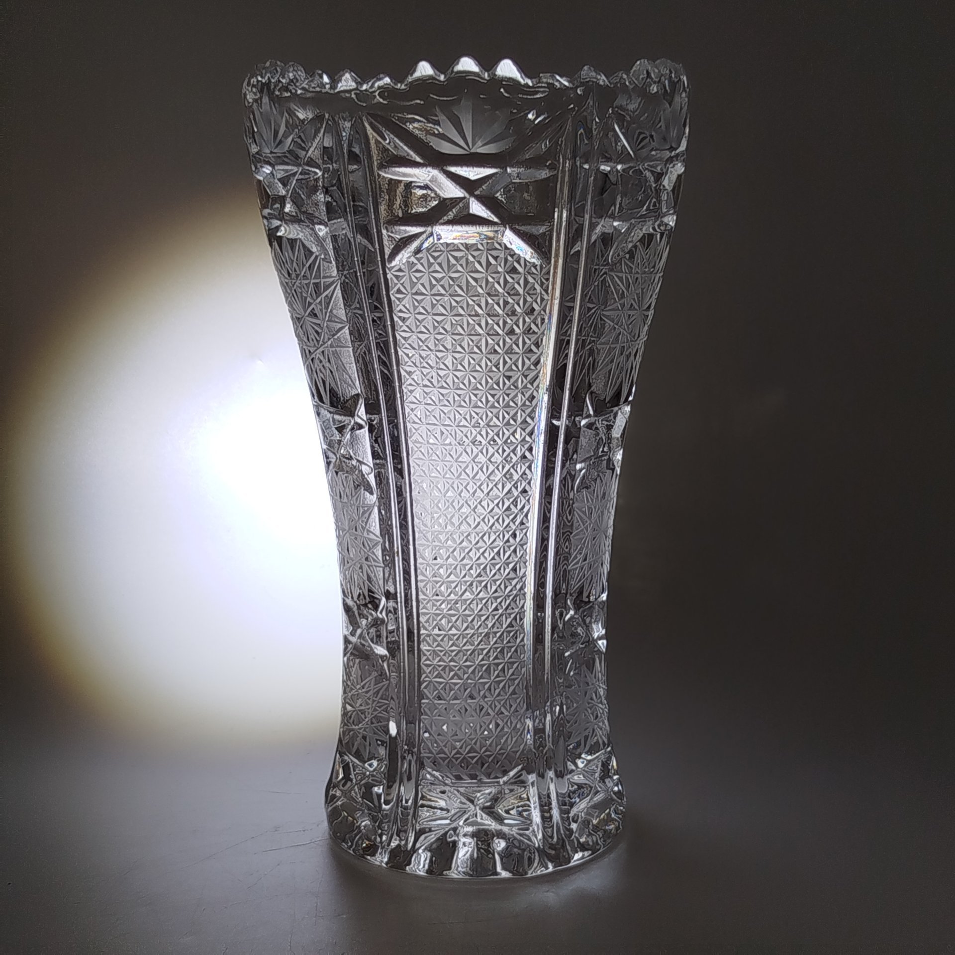 Ваза для небольшого букета цветов с резным геометрическим декором, стекло, резьба, Югославия, 1980-2000 гг.