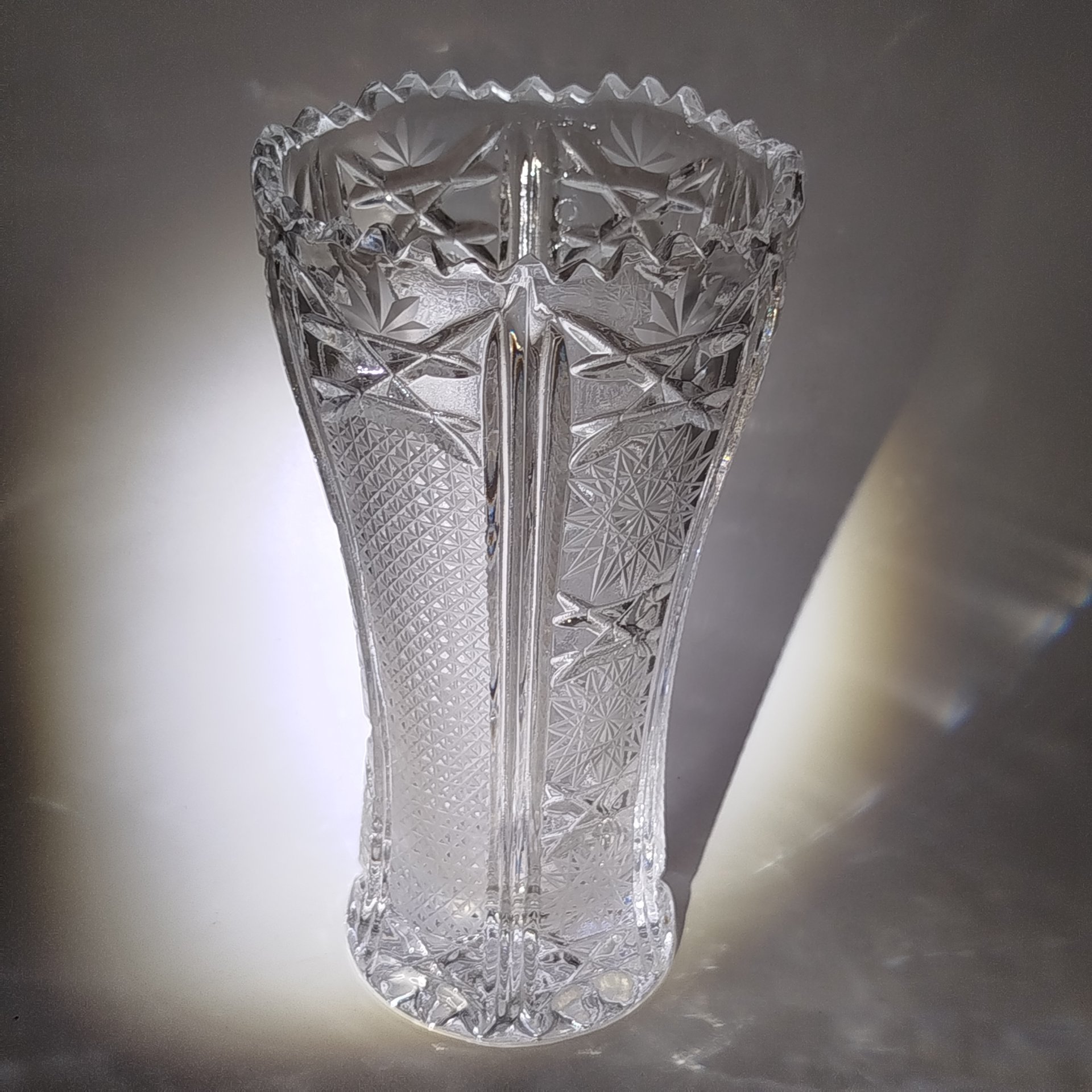 Ваза для небольшого букета цветов с резным геометрическим декором, стекло, резьба, Югославия, 1980-2000 гг.