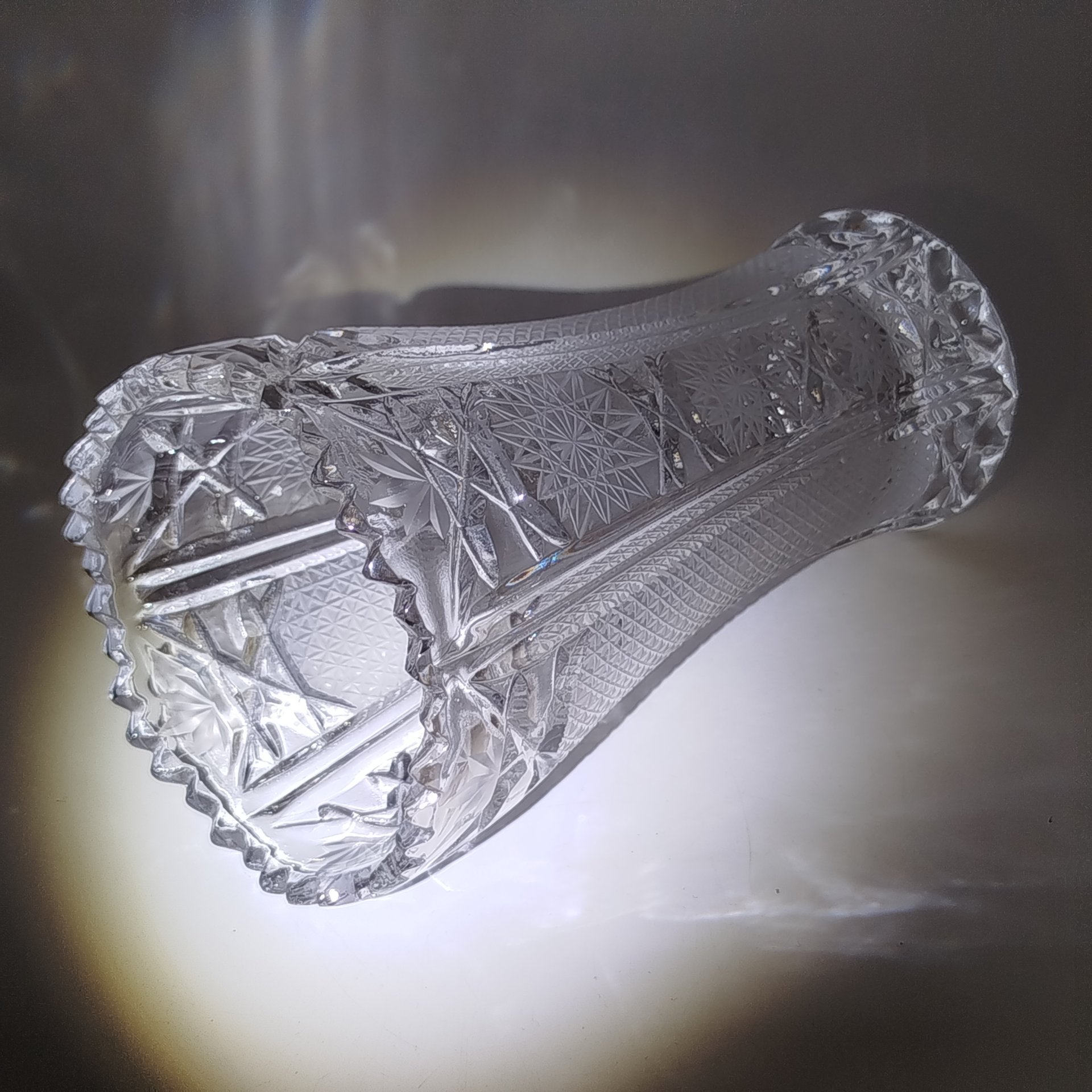 Ваза для небольшого букета цветов с резным геометрическим декором, стекло, резьба, Югославия, 1980-2000 гг.