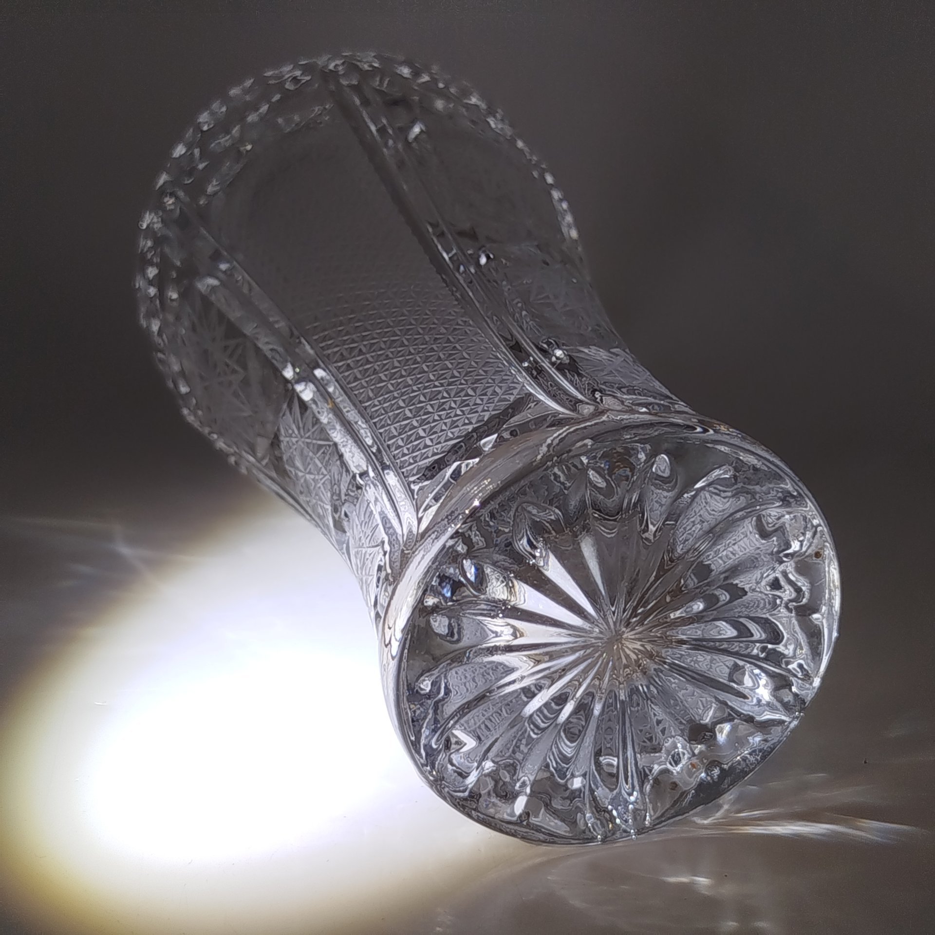 Ваза для небольшого букета цветов с резным геометрическим декором, стекло, резьба, Югославия, 1980-2000 гг.