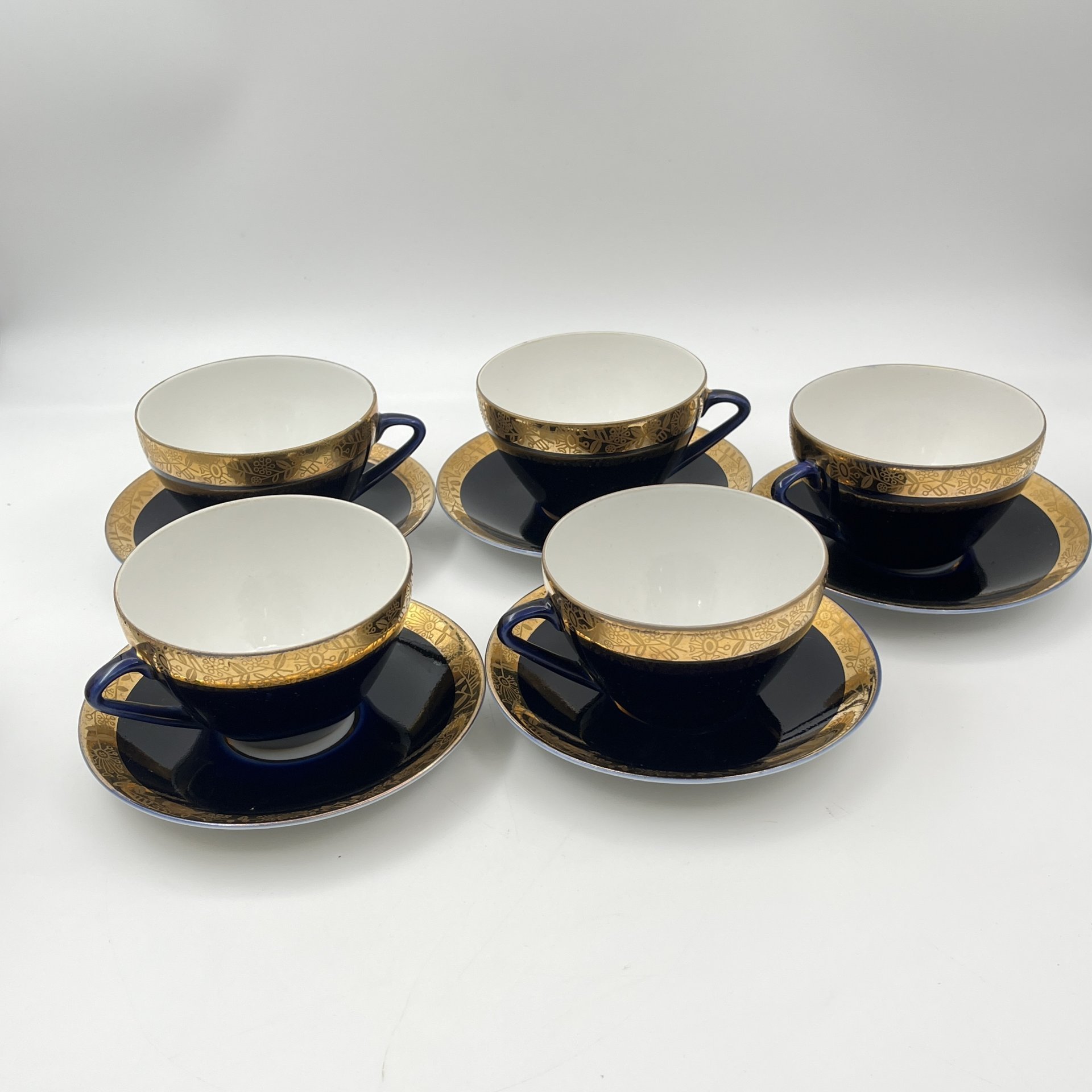 Набор из пяти чайных пар с орнаментальным декором, форма "Утро" (автор В.Л. Семенов), фарфор, крытье кобальтом, золочение, Ленинградский фарфоровый завод (ЛФЗ), СССР, 1960-1970 гг.