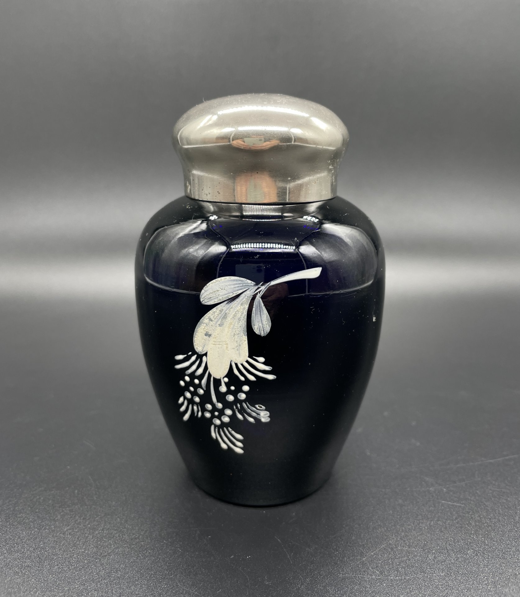 Емкость для хранения чая (чайница), украшенная цветочным рисунком