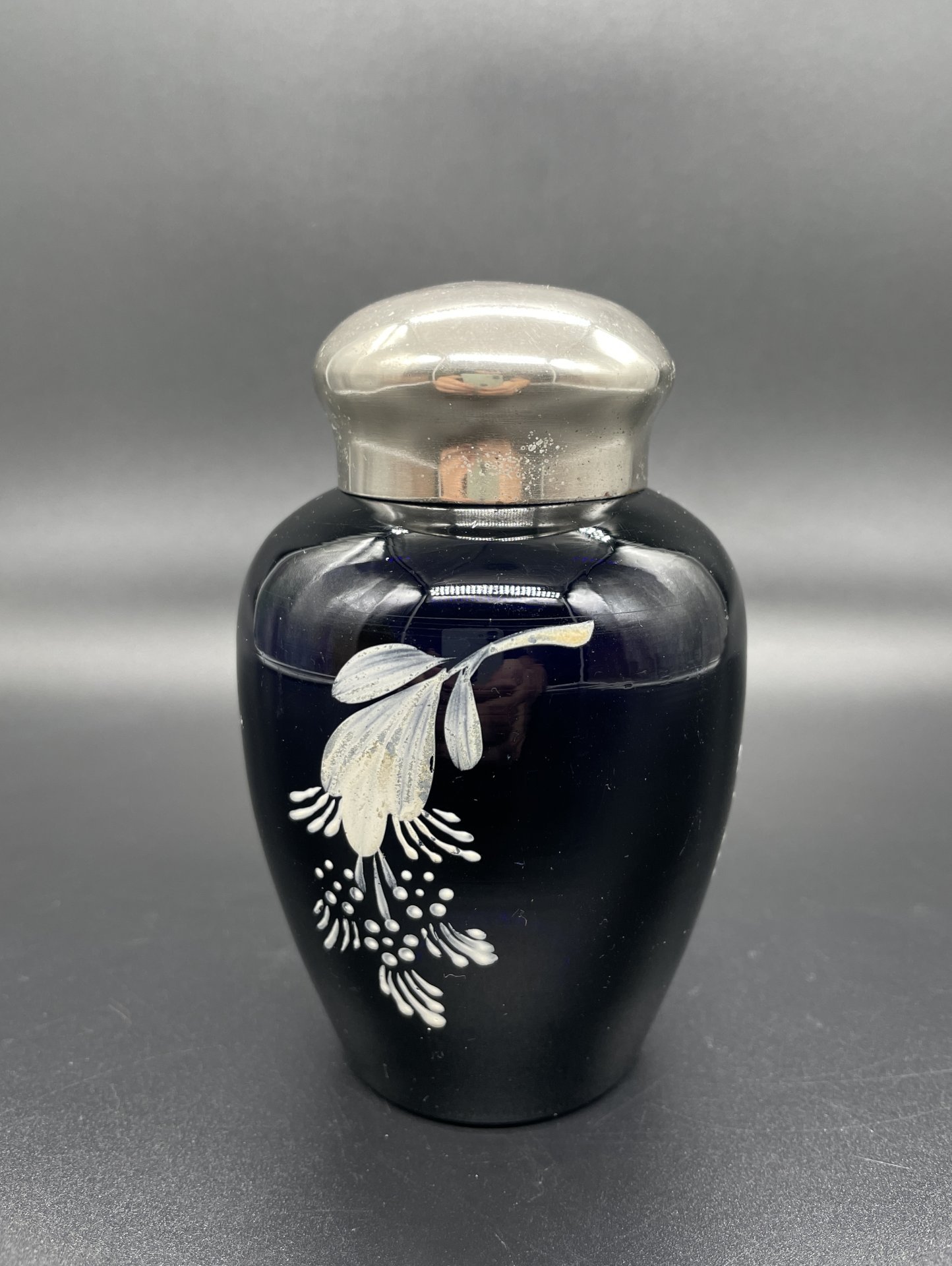Емкость для хранения чая (чайница), украшенная цветочным рисунком