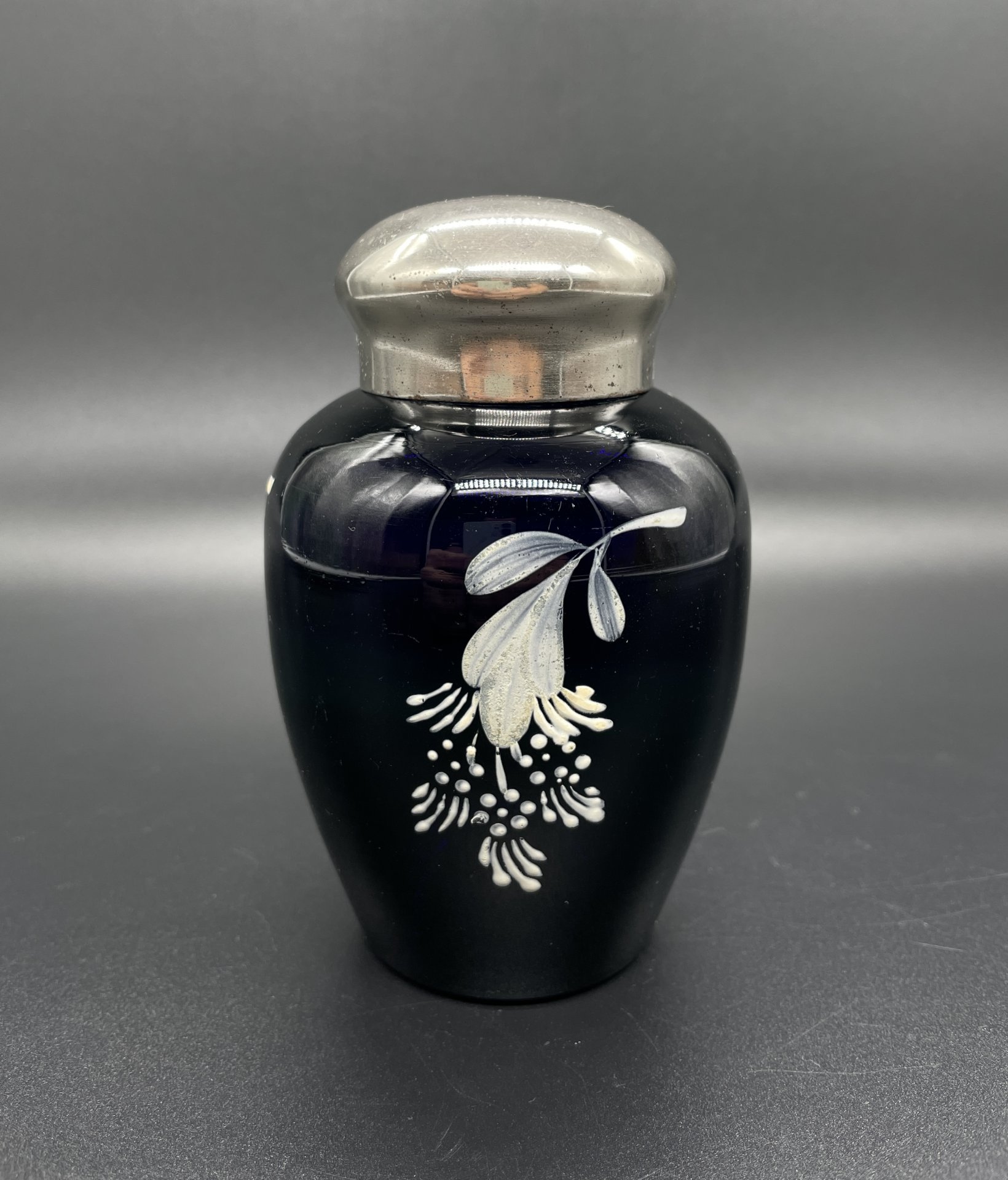 Емкость для хранения чая (чайница), украшенная цветочным рисунком