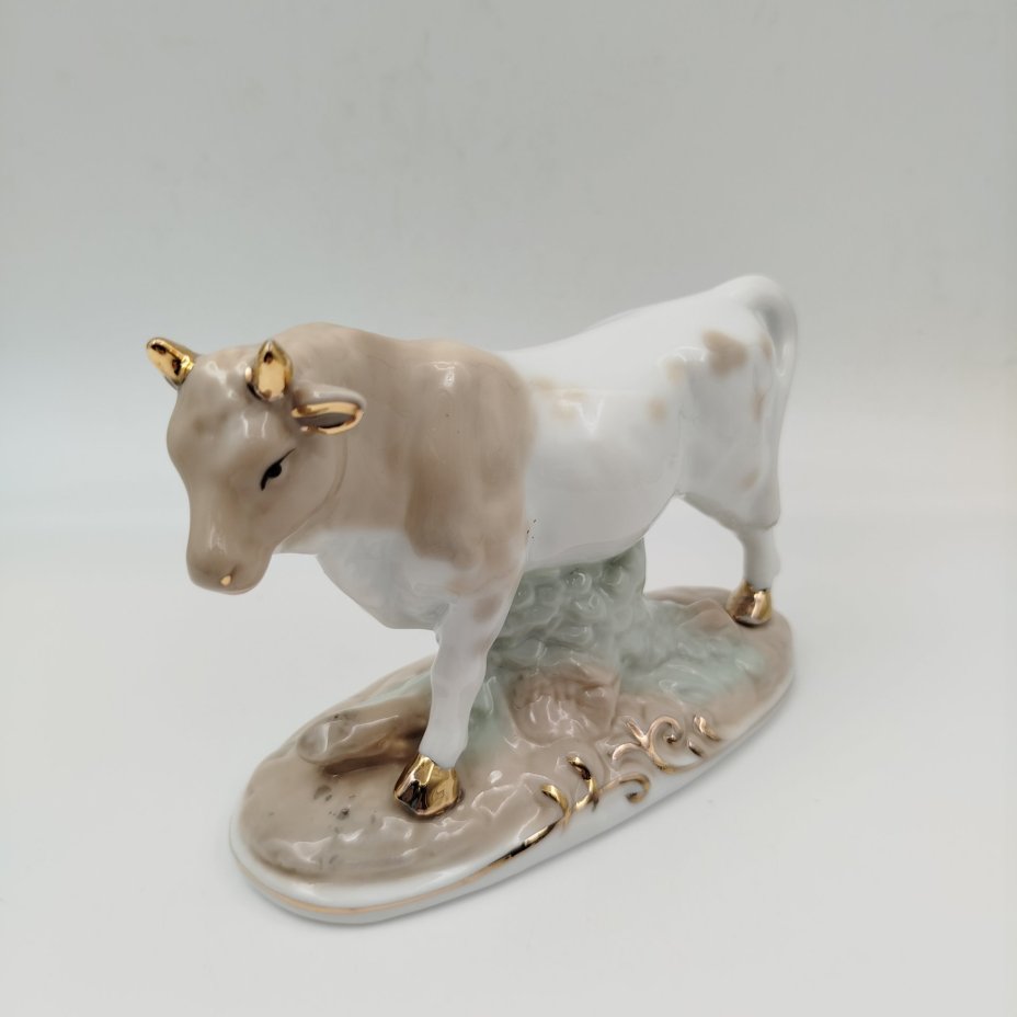 Статуэтка "Бык", фарфор, роспись, золочение, Elan Gallery, Великобритания, 2015-2020 гг.